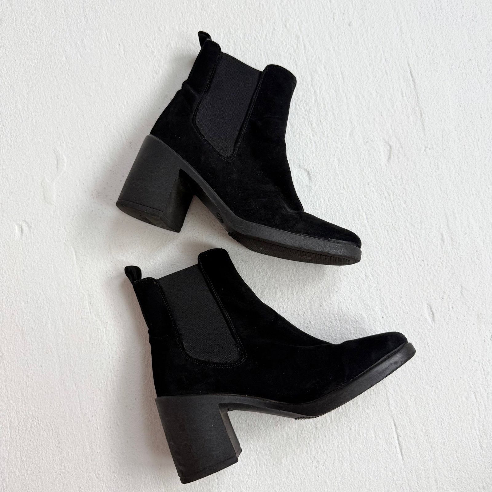 Urban Outfitters Urban Outfitters Black Suede Block Heel Chelsea Boots Size 7 Size US 7 / IT 37 - 6 Thumbnail