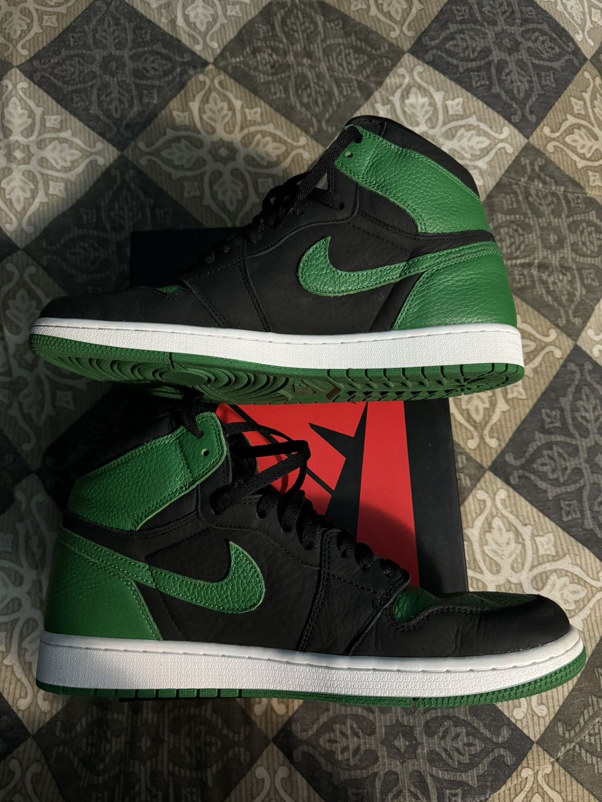 Jordan Brand Air Jordan 1 Retro High OG Pine Green Black Size US 12 / EU 45 - 2 Thumbnail