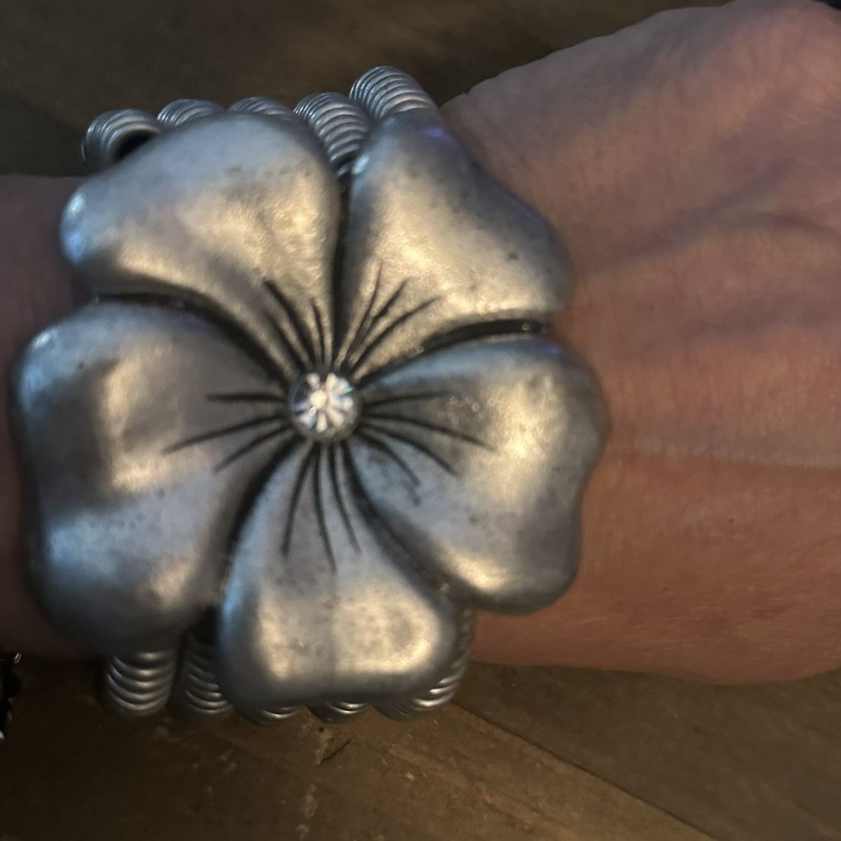 Other Large silver tone flower statement bracelet Size ONE SIZE - 3 Thumbnail
