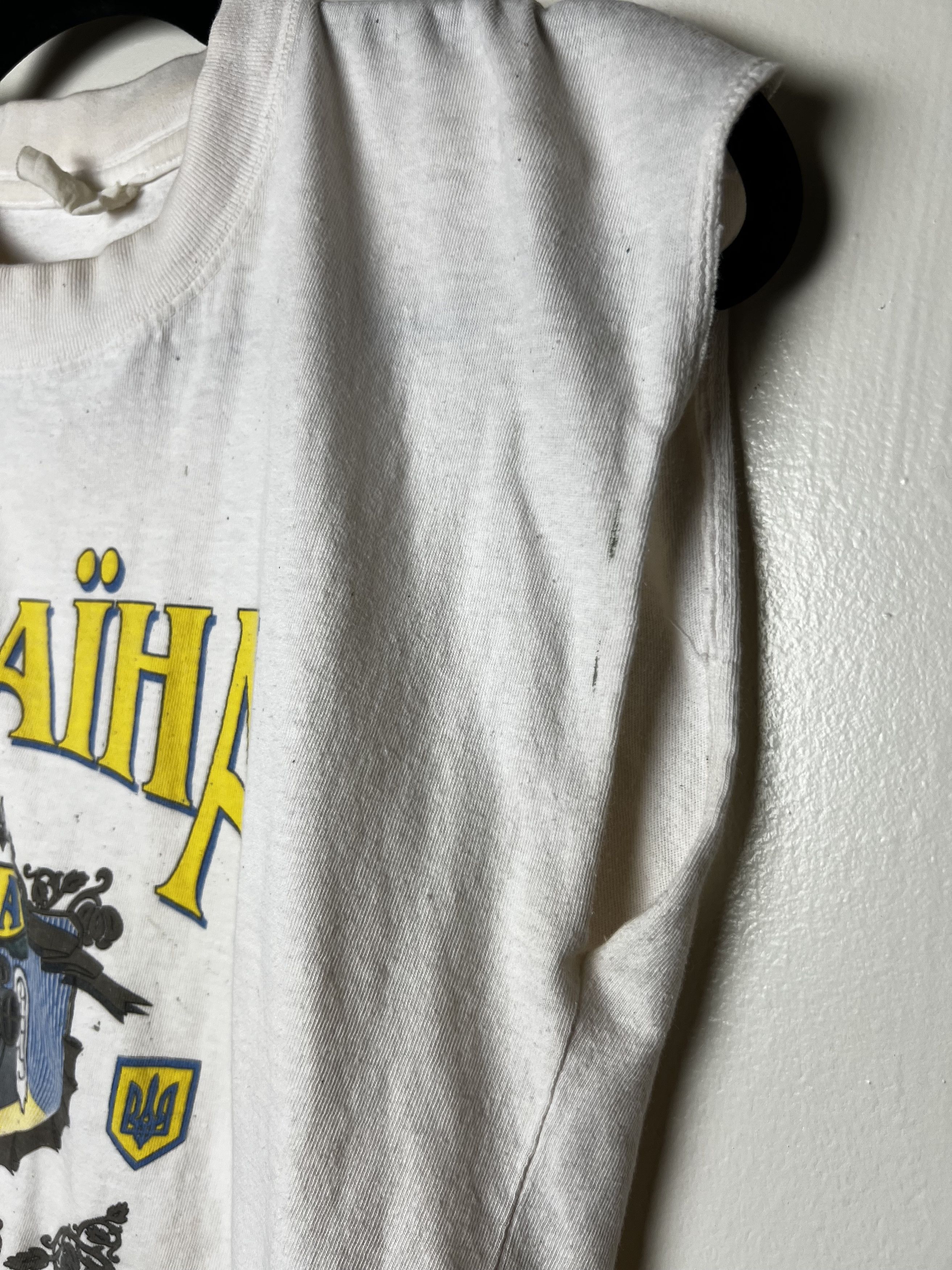 Vintage Vintage Kyiv, Ukraine Crest Cut Off Crop Souvenir T-shirt Size US S / EU 44-46 / 1 - 4 Thumbnail