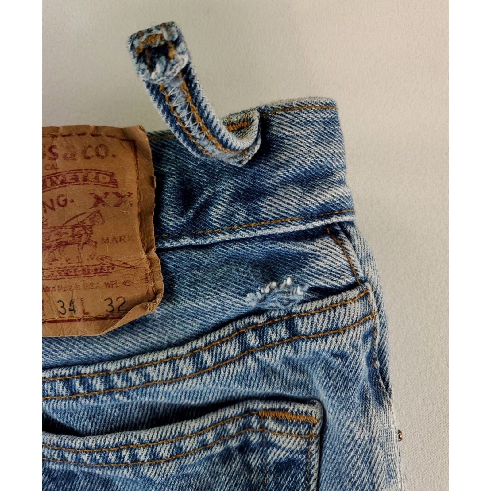 Levi's VINTAGE Levi's 501 VTG 90s Made USA Darted Mens Jeans 28x31 Actual Blue Straight 501 VTG Millennials Size US 28 / EU 44 - 6 Thumbnail