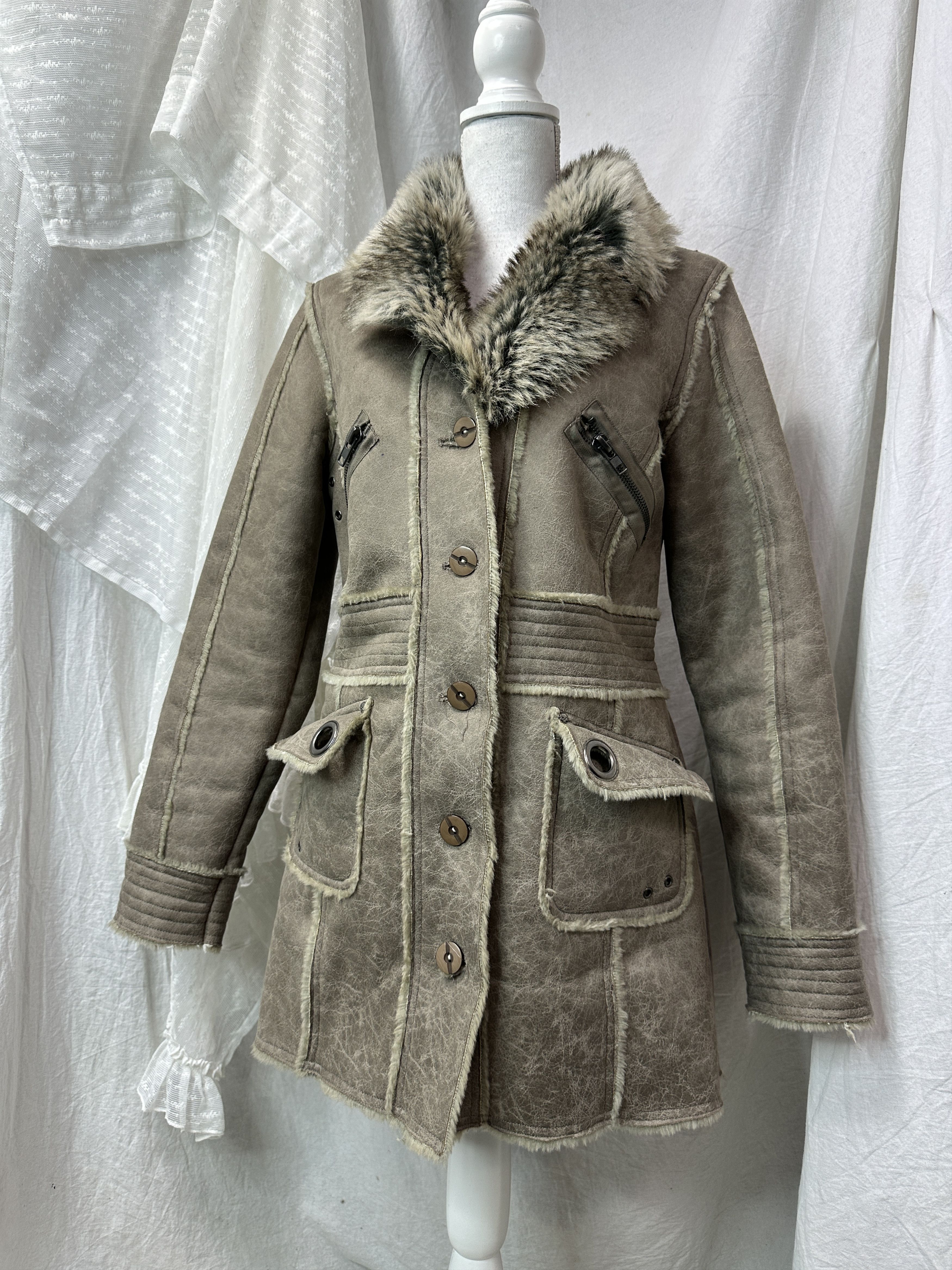 Vintage Vintage Old Money Button Up Faux Fur Winter Coat 00s Size M / US 6-8 / IT 42-44 - 1 Thumbnail