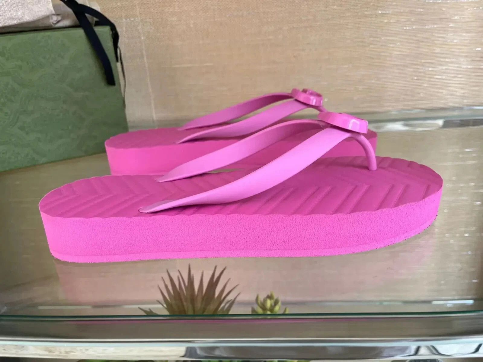 Gucci o1rshd1 Chevron Flip Flops in Pink Size US 12 / IT 42 - 12 Thumbnail