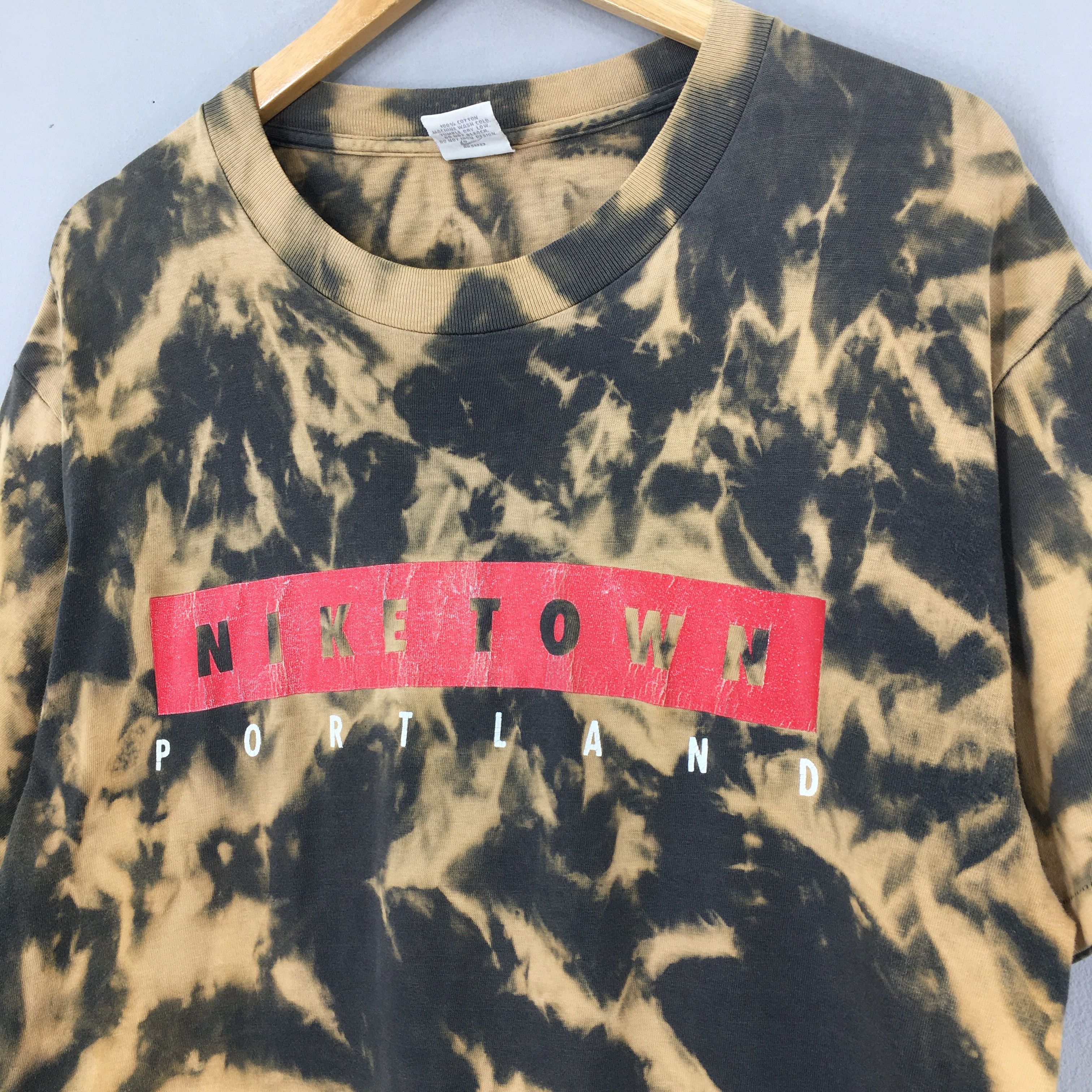 Nike Vintage 90's Nike Town Portland Bleach Tie-Dye Tshirt Size US M / EU 48-50 / 2 - 4 Thumbnail