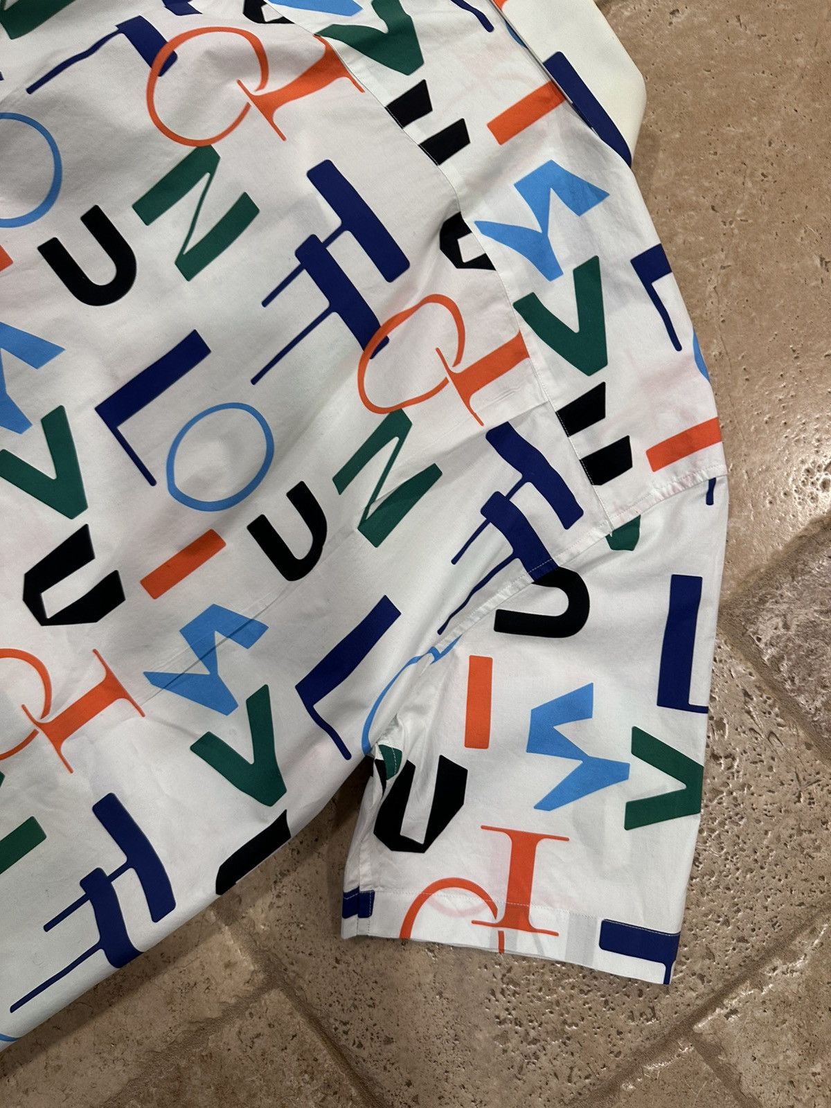 Louis Vuitton Louis Vuitton Electric Letters Multicolor White Button Shirt Size US L / EU 52-54 / 3 - 10 Thumbnail