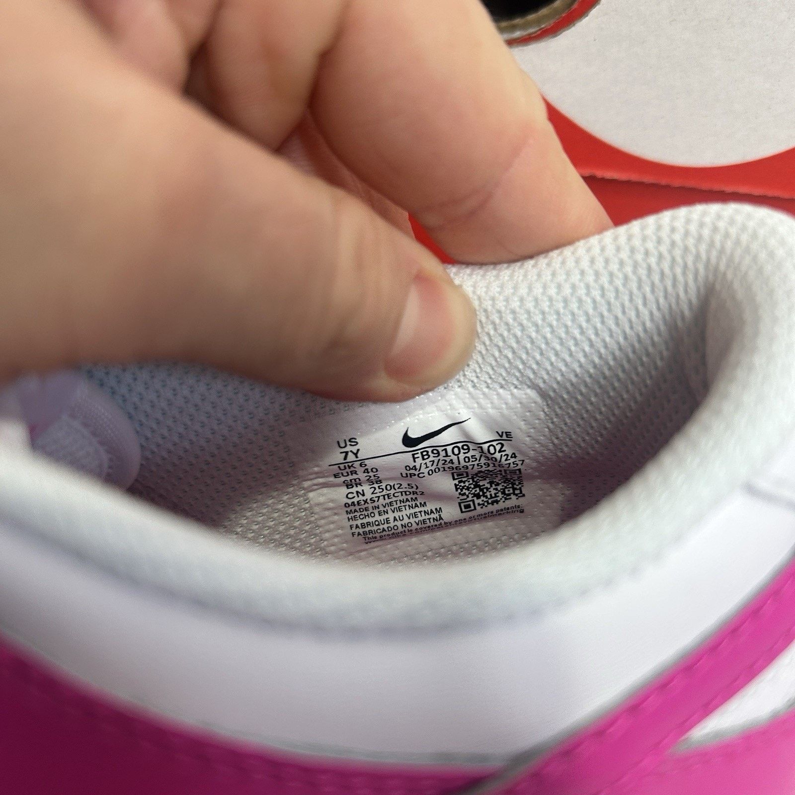 Nike Nike Dunk Low GS “Laser Fuchsia/Barbie” Size US 8.5 / IT 38.5 - 6 Thumbnail