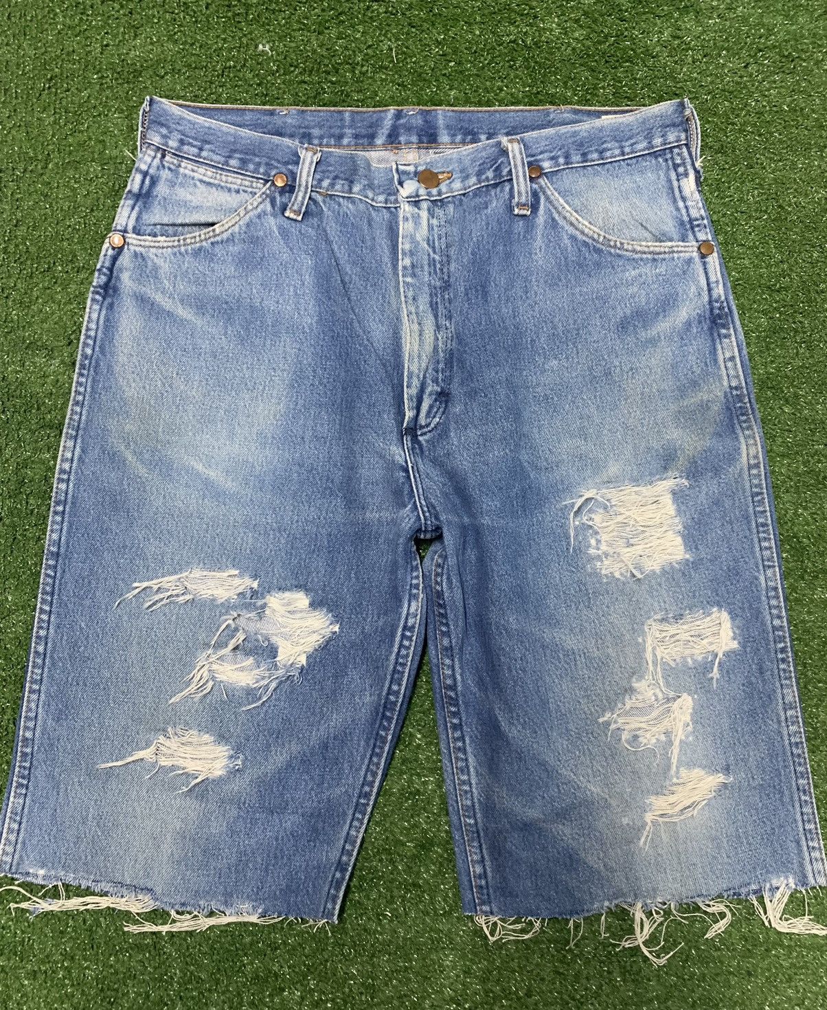 Wrangler DISTRESSED WRANGLER BLUE BELL. Size US 34 / EU 50 - 1 Thumbnail