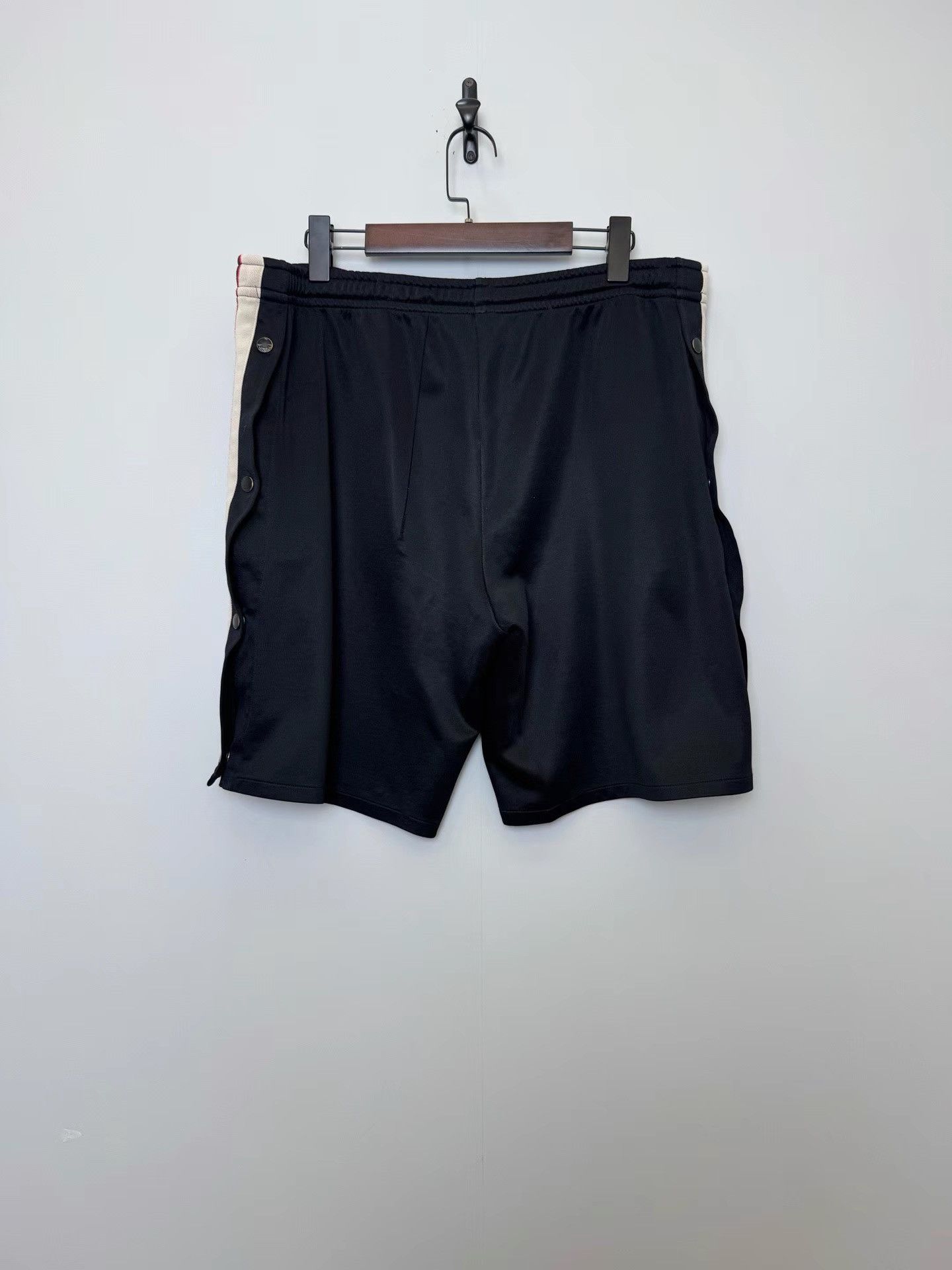 Gucci GUCCI Black & Red Web Stripe Shorts K36 Size US 37 - 2 Thumbnail