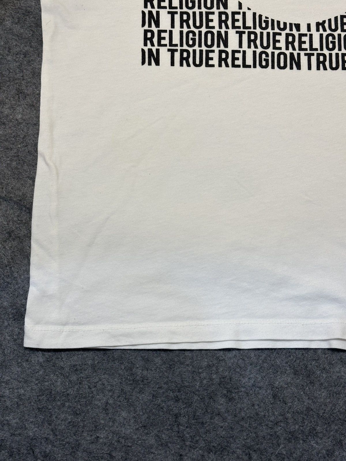 True Religion True Religion Script Tee featuring a graphic horseshoe logo. Size US S / EU 44-46 / 1 - 6 Thumbnail