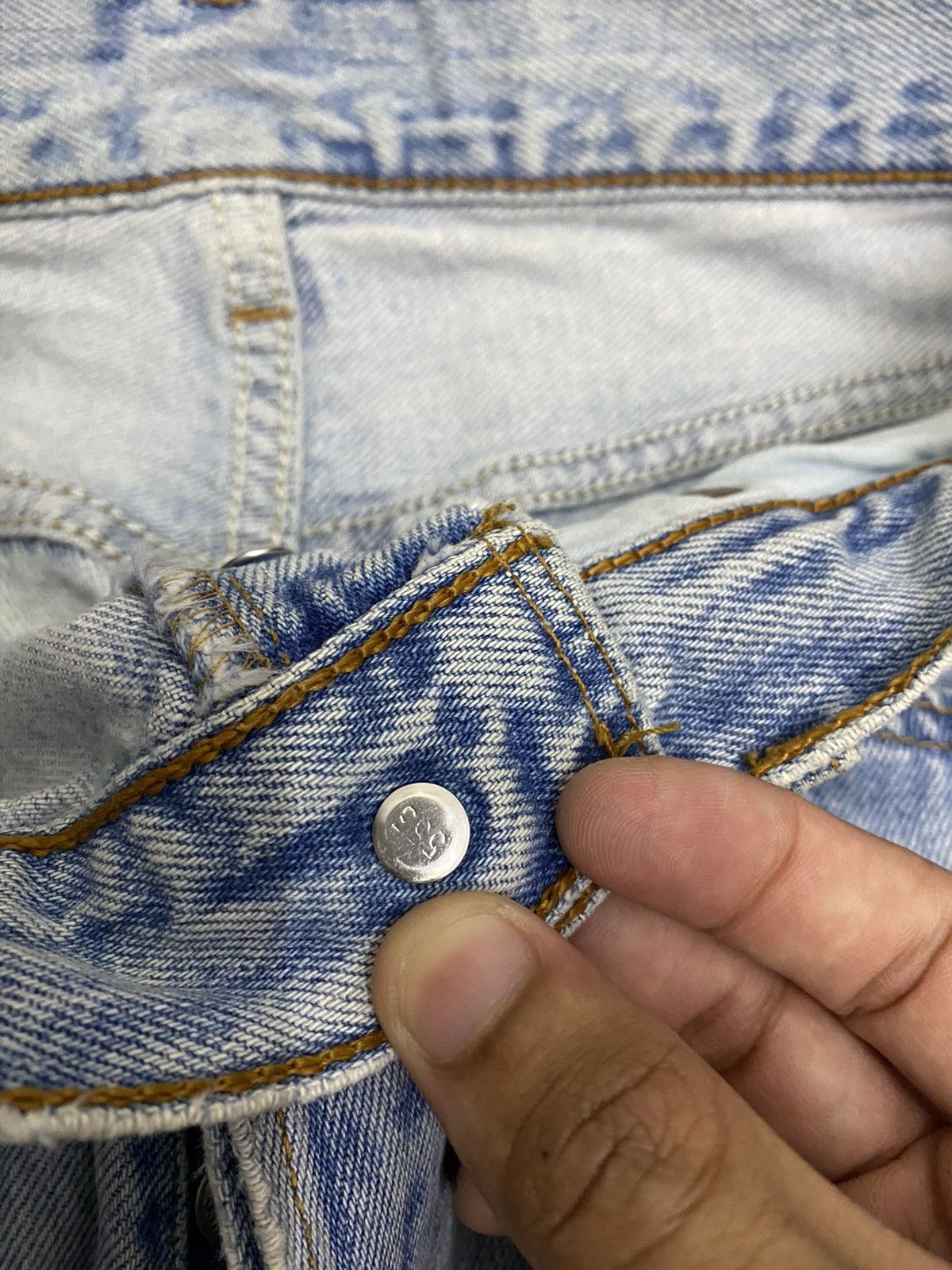 Levi's × Vintage LEVIS 501 MADE IN USA BLUE WASH DISTRESSED DENIM JEANS Size US 27 - 11 Thumbnail