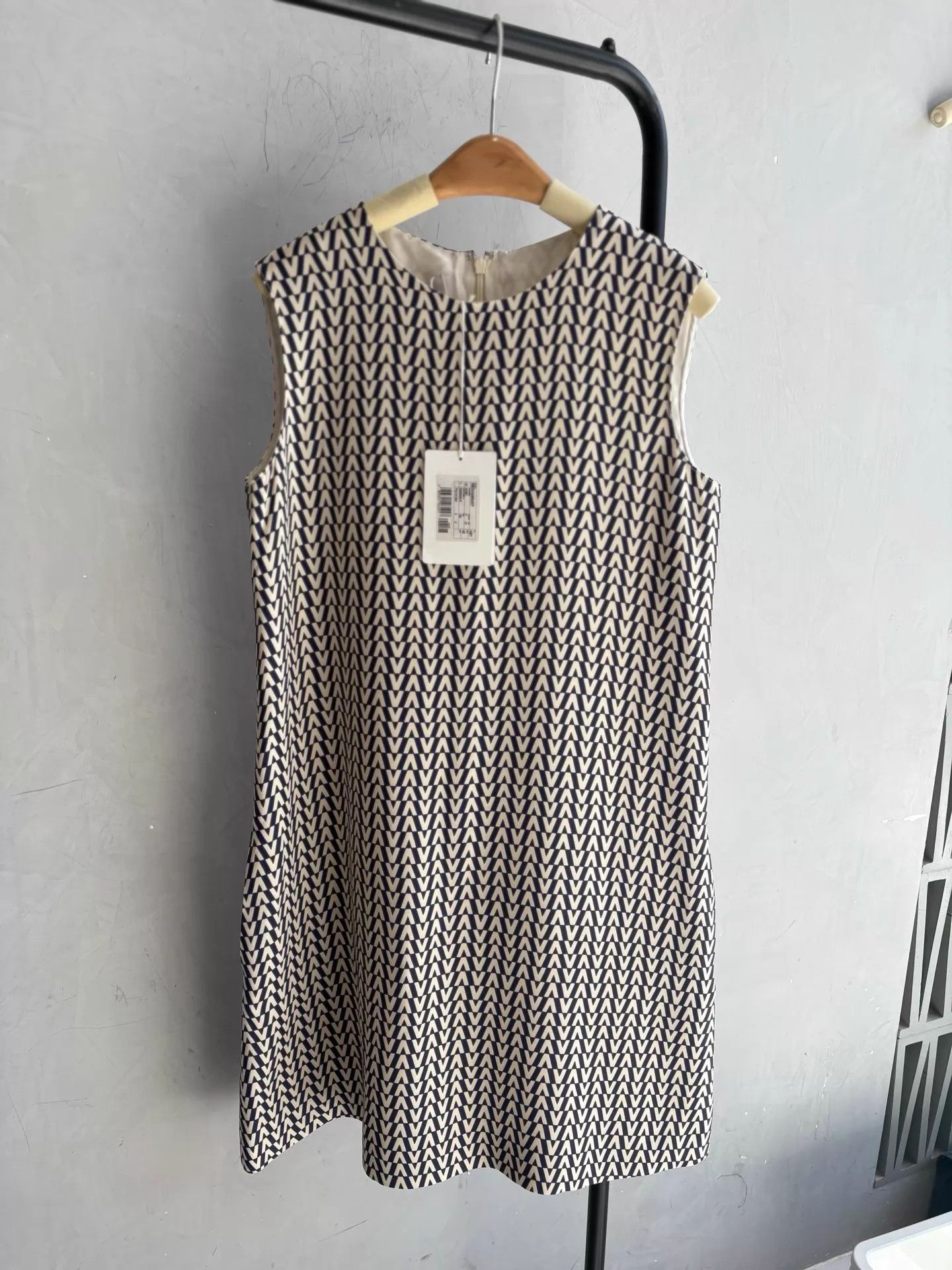 Valentino Valentino Black & White V-Logo Wool-Silk Sleeveless Dress 40 Size S / US 4 / IT 40 - 1 Thumbnail
