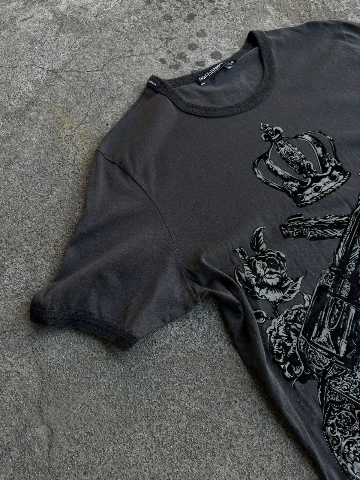 Dolce & Gabbana Dolce & Gabbana BigLogo Tshirt Guns Roses Crown Velvet Print Size US S / EU 44-46 / 1 - 8 Thumbnail