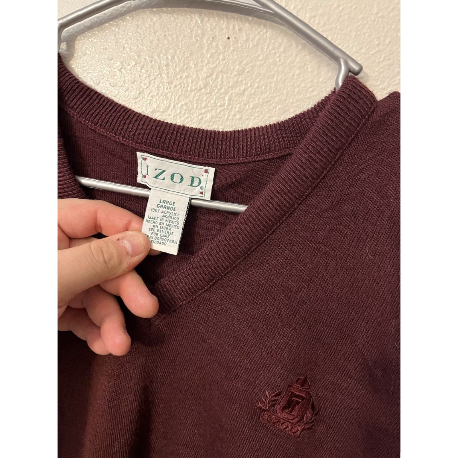 Izod VINTAGE IZOD Maroon V-Neck Sweater Men’s L Crest Logo Knit Pullover Preppy USA Shirt Size US L / EU 52-54 / 3 - 2 Thumbnail