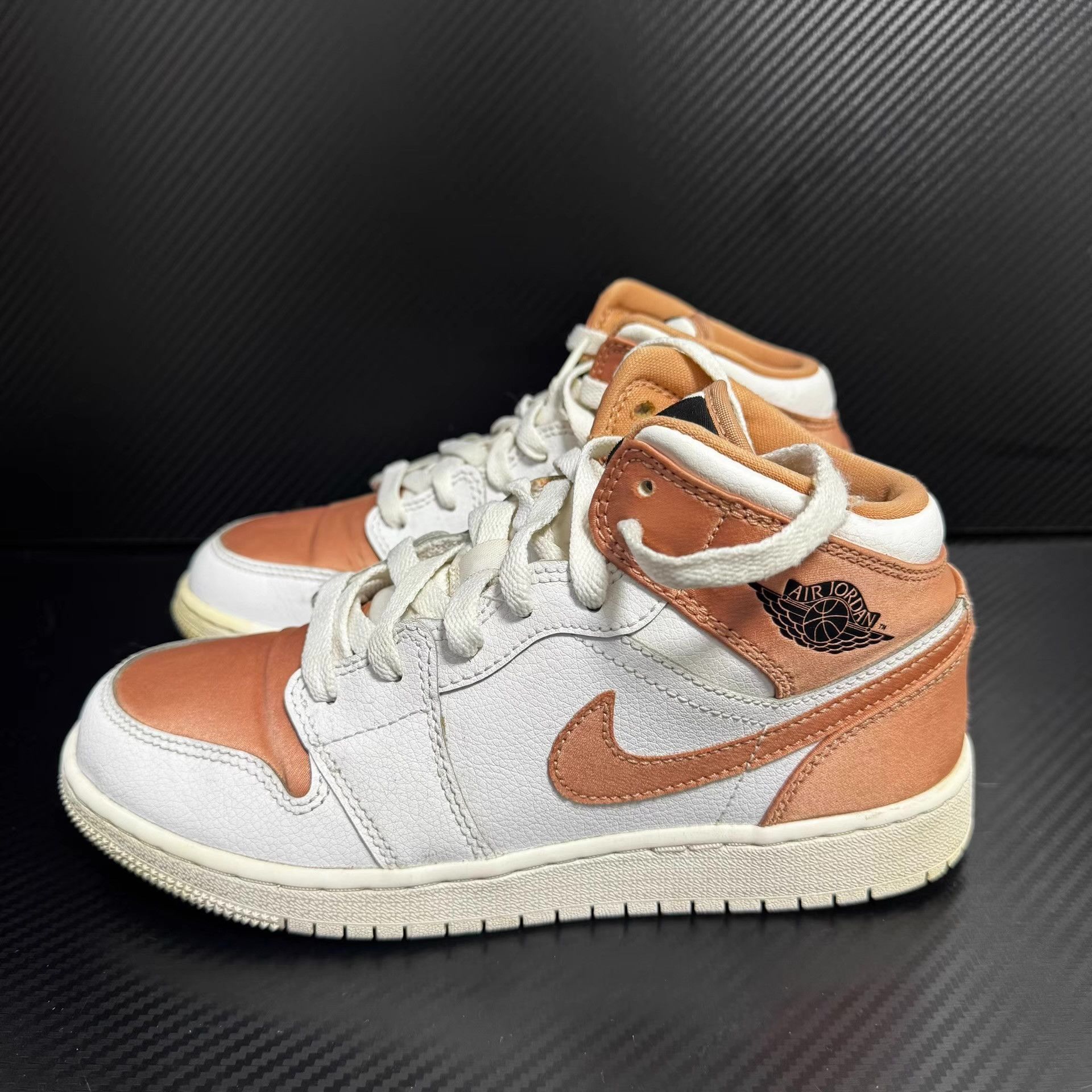 Nike Nike Air Jordan 1 Mid Q10 Size US 5 / EU 37 - 2 Thumbnail