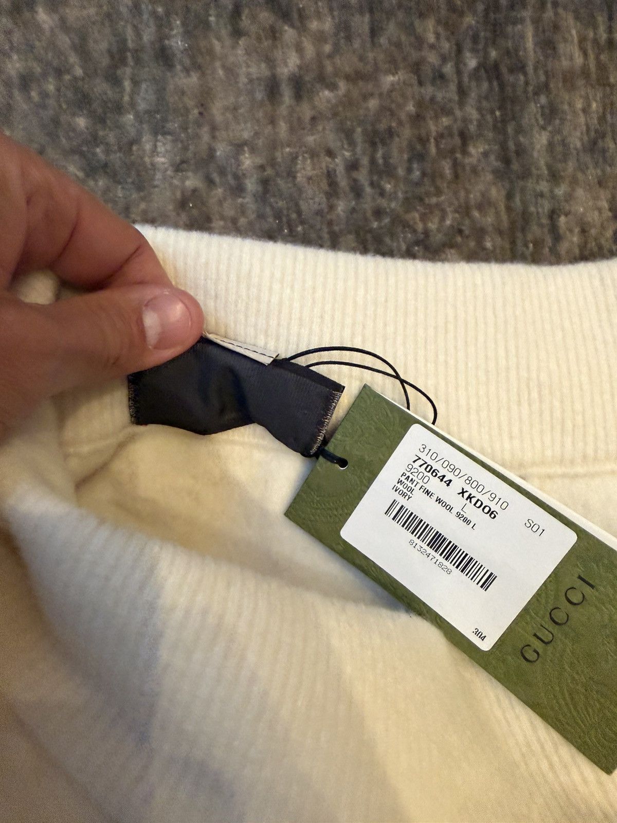 Gucci RUNWAY CREAM GUCCI SUPREME JOGGER-Size Large - Holy grail 🏆 Size US 35 - 3 Thumbnail