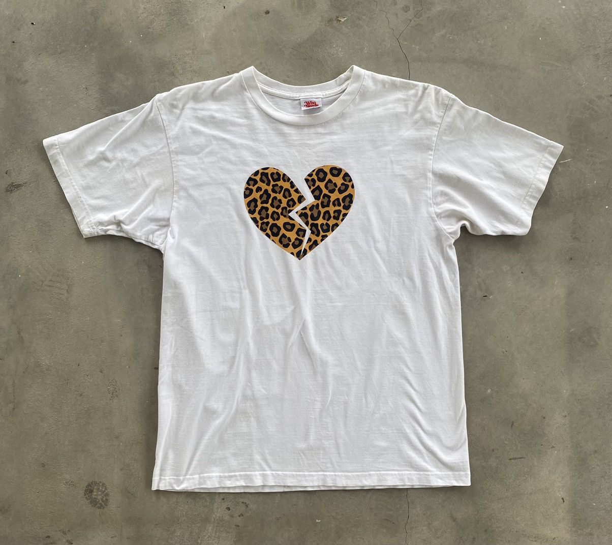 Japanese Brand WHO NEEDS LOVE HEART BROKEN TEE Size US L / EU 52-54 / 3 - 1 Thumbnail