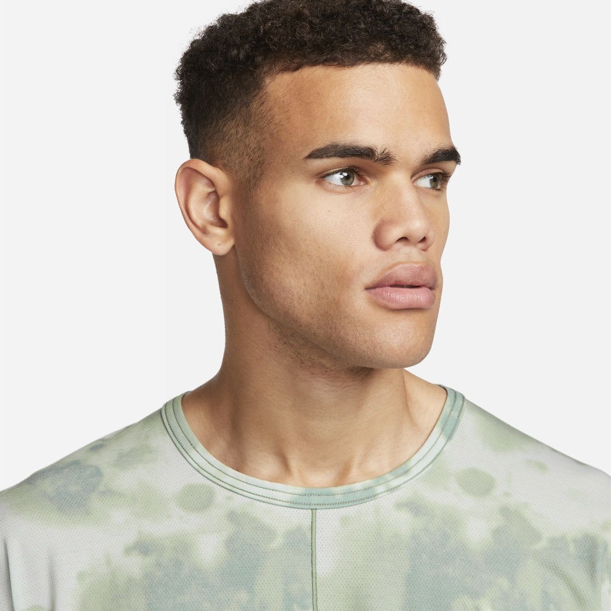 Nike Nike Dri-FIT Men's Print Short-Sleeve Yoga Top DX0922-330 Size US L / EU 52-54 / 3 - 13 Thumbnail