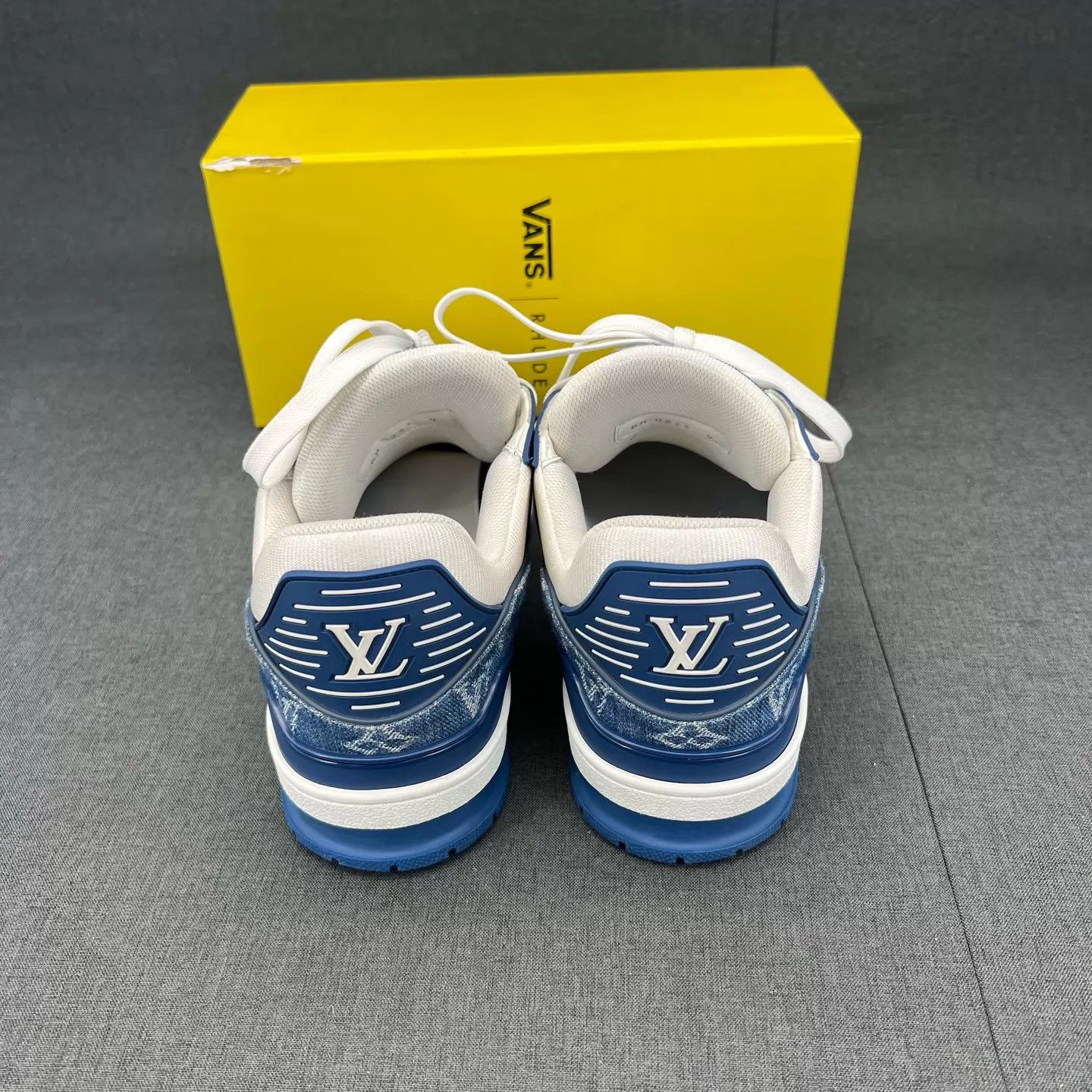 Louis Vuitton lv trainer white blue denim 9 original box Size US 10 / EU 43 - 4 Thumbnail