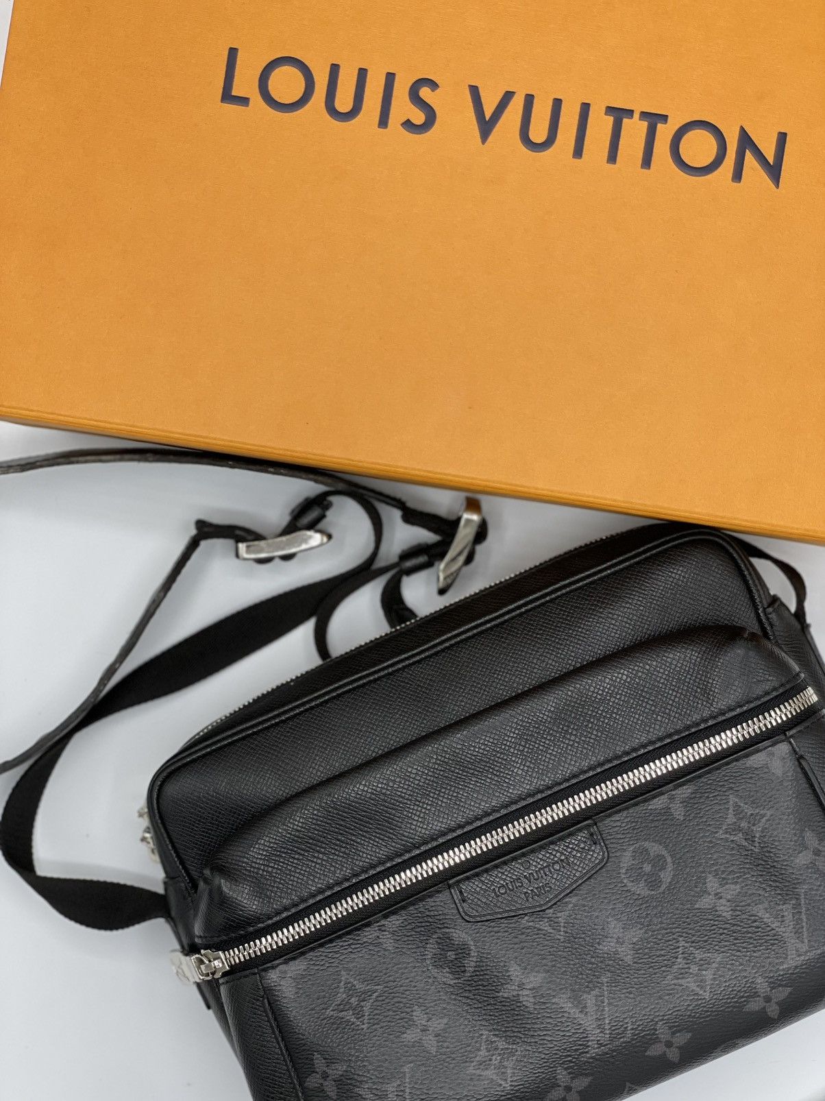 Louis Vuitton Taiga Monogram Eclipse Outdoor Messenger Black Size ONE SIZE - 1 Thumbnail