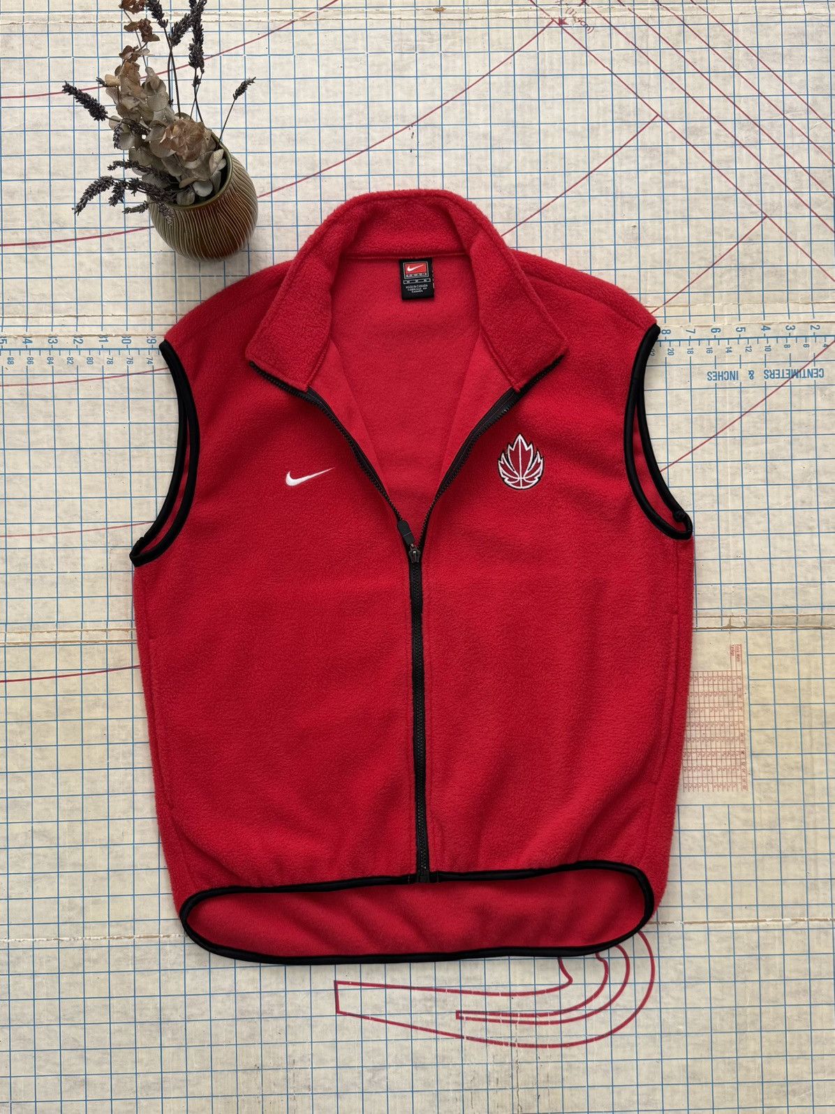 Nike × Vintage Vintage Nike Team Canada Basketball Fleece Full Zip Vest Med Size US M / EU 48-50 / 2 - 3 Thumbnail