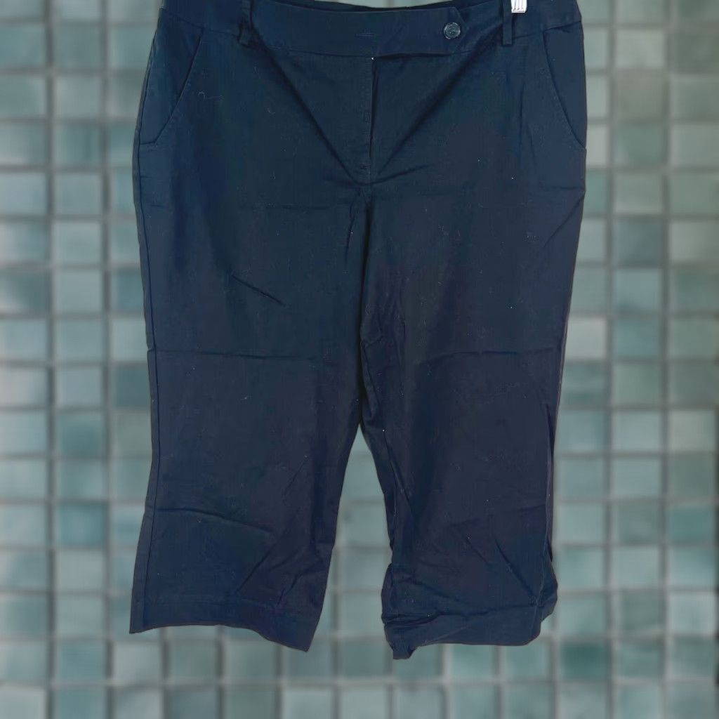 Worthington Worthington Stretch Capris Pants Size 18 Black Womens Size 40" / US 18 - 1 Thumbnail