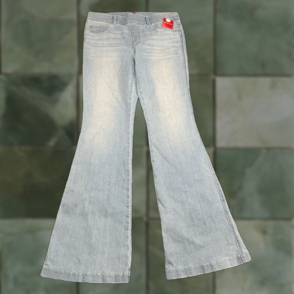Spanx SPANX Flare Jeans Pull-On Womens Size M Stretch Denim 2-Pocket Slimming Mid Rise Blue Vintage No NWT Retro LT Wash Distressing Size 32" / US 10 / IT 46 - 1 Thumbnail