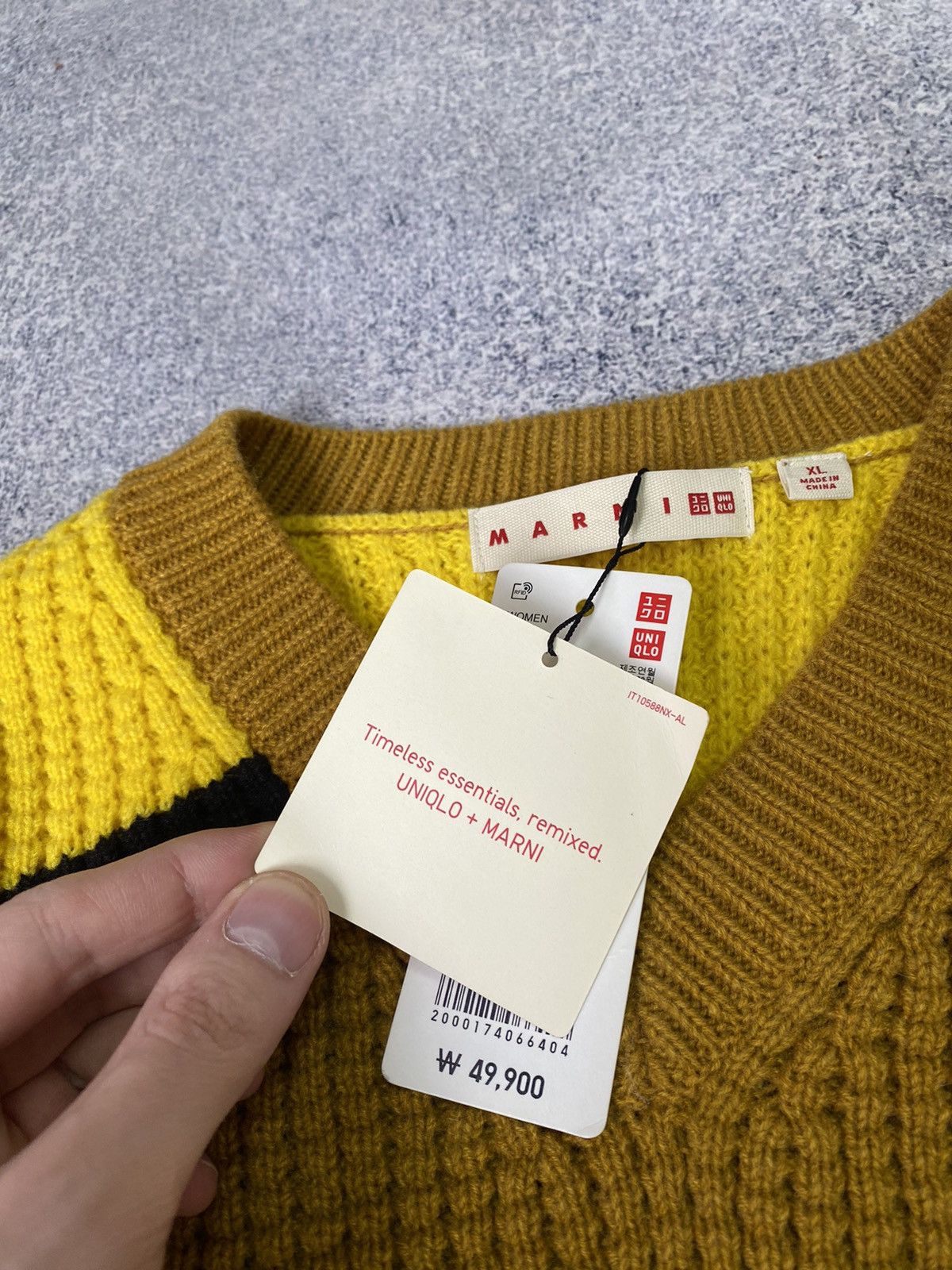 Marni × Uniqlo × Vintage FW22 Knitted Marni x Uniqlo Vneck Cropped Women’s Sweater Size XL / US 12-14 / IT 48-50 - 9 Thumbnail