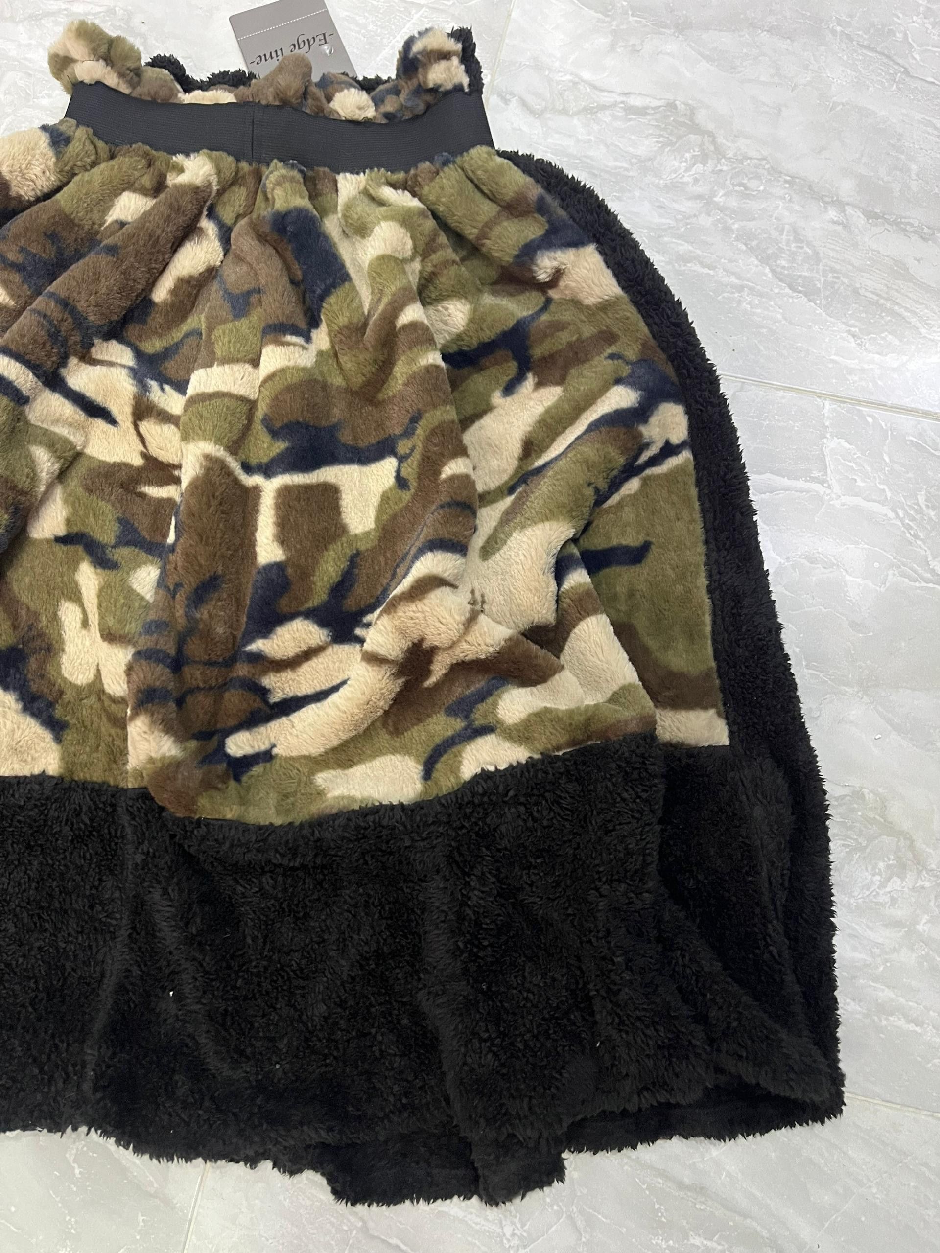 Japanese Brand Edge Line Reversible Camo Black Fleece Skirt Wrap Size 28" / US 6 / IT 42 - 2 Thumbnail