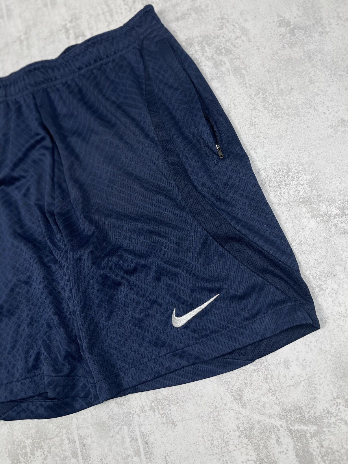 Nike Nike Chelsea FC 2022/23 Training Dri-FIT Zip Pocket Shorts Size US 31 - 3 Thumbnail