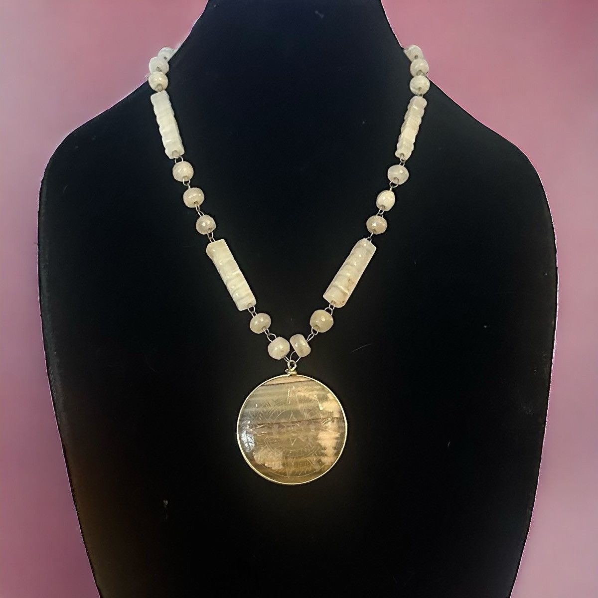 Vintage Vintage white quartz and etched sun shell pendant necklace Size ONE SIZE - 1 Thumbnail