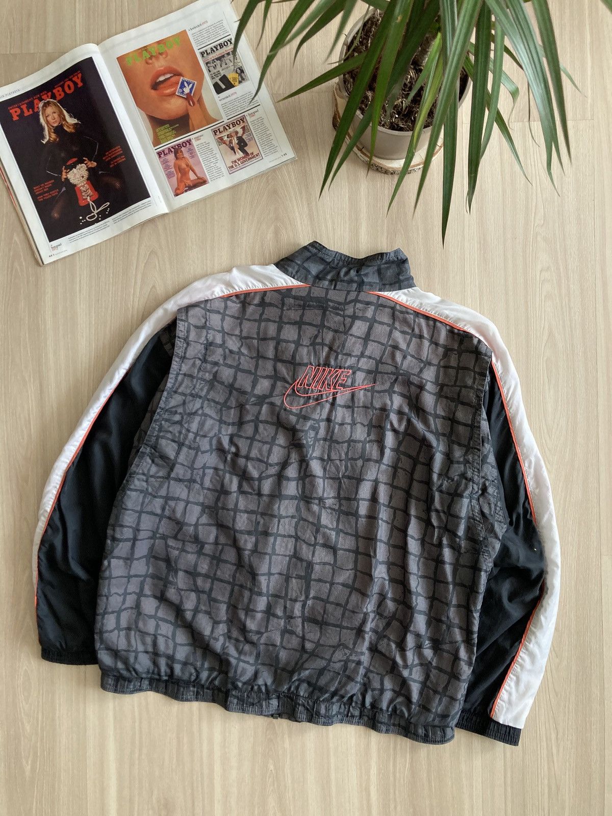 Vintage Vintage Nike Big Logo Nylon Light Jacket 90s Size US M / EU 48-50 / 2 - 2 Thumbnail