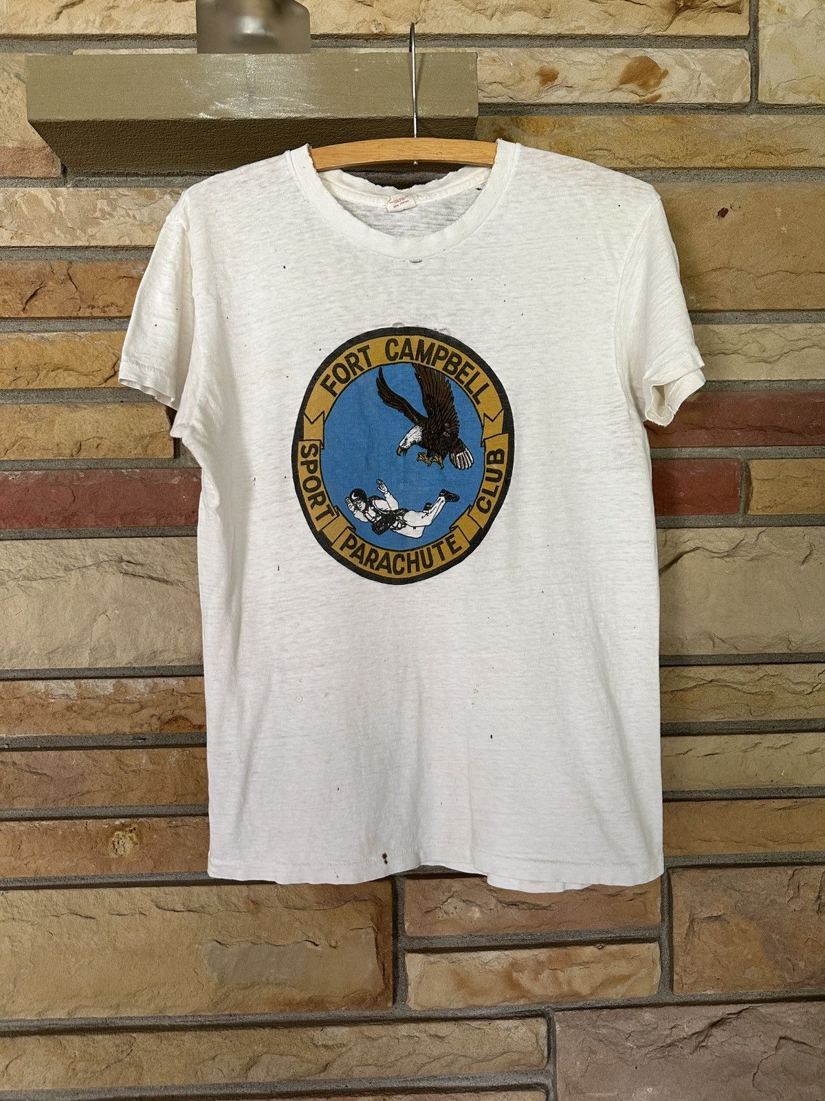 image of Made In USA x Military Vintage 70's Fort Campbell Parachute Club Graphic Tee in White (Size Medium)