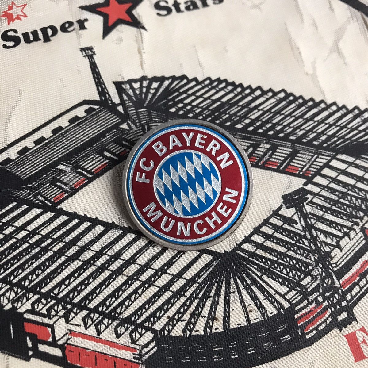Vintage Rare europe pin enamel badge FOOTBALL CLUB BAYERN MUNCHEN EV Size ONE SIZE - 16 Thumbnail