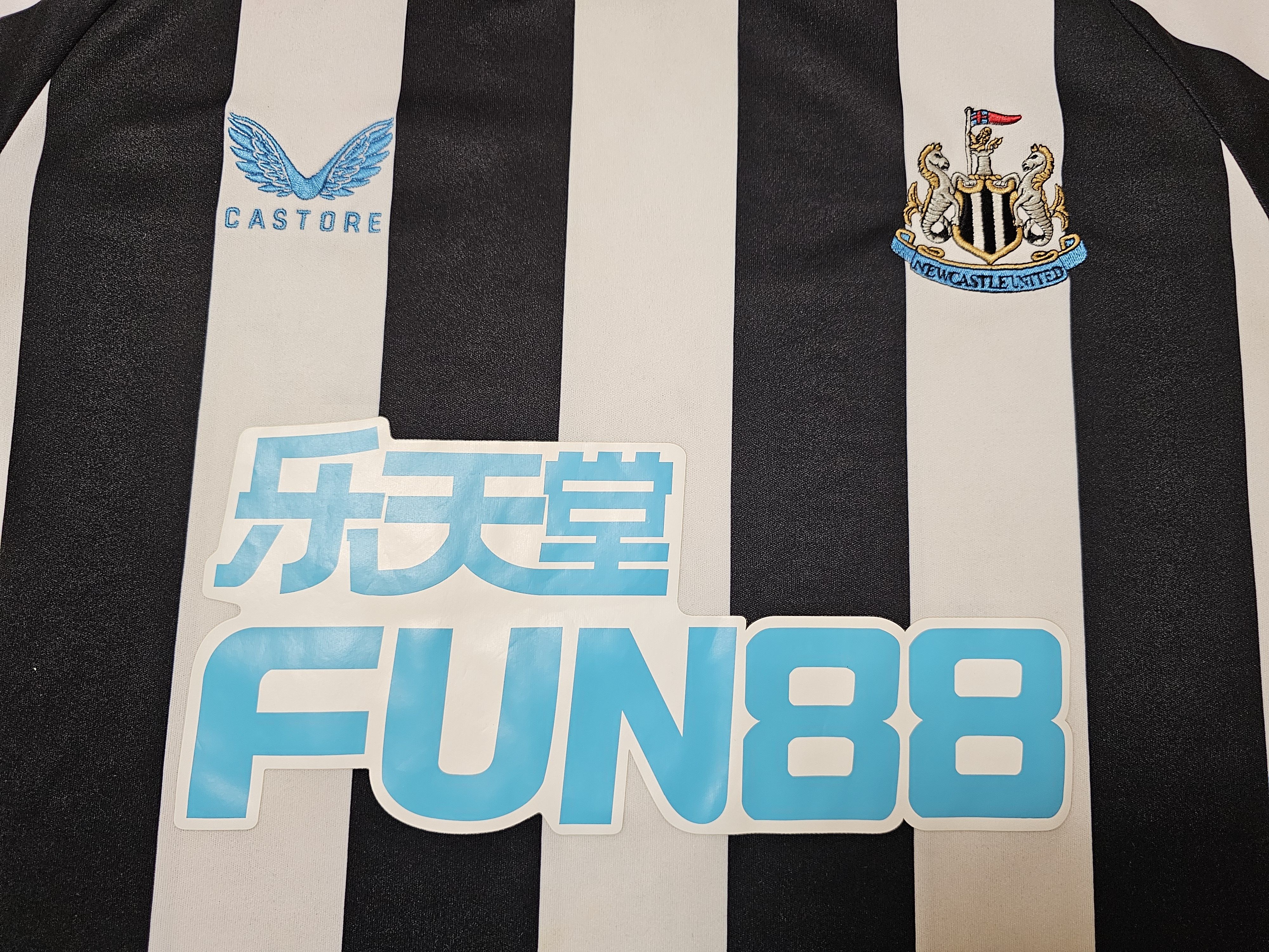 Other NEWCASTLE UNITED 2022 2023 HOME FOOTBALL SHIRT SOCCER JERSEY Size US XL / EU 56 / 4 - 3 Thumbnail