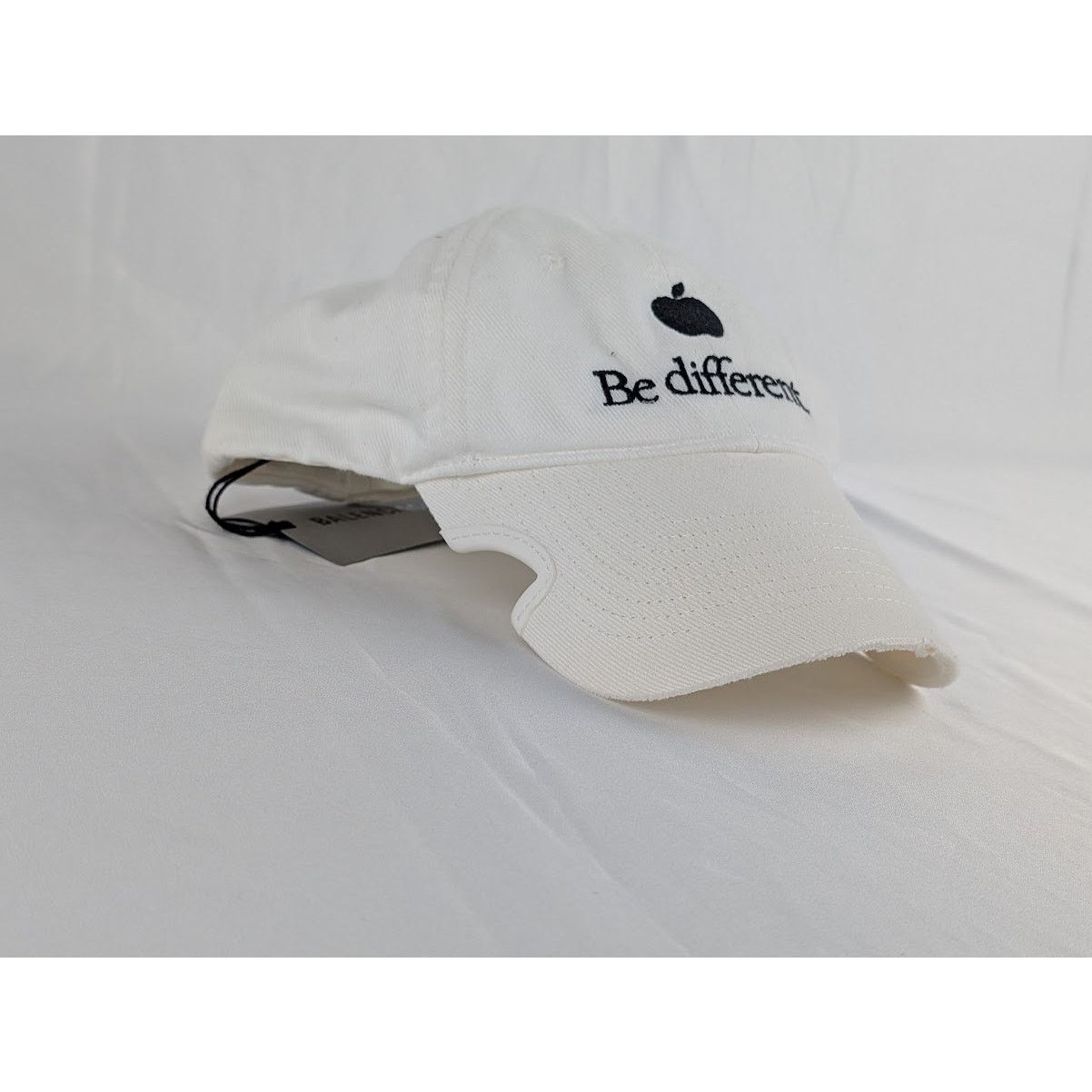Balenciaga o1rshd1 Q:2 / Size: M / Hat Be Different Cap in White/Black Size ONE SIZE - 2 Thumbnail