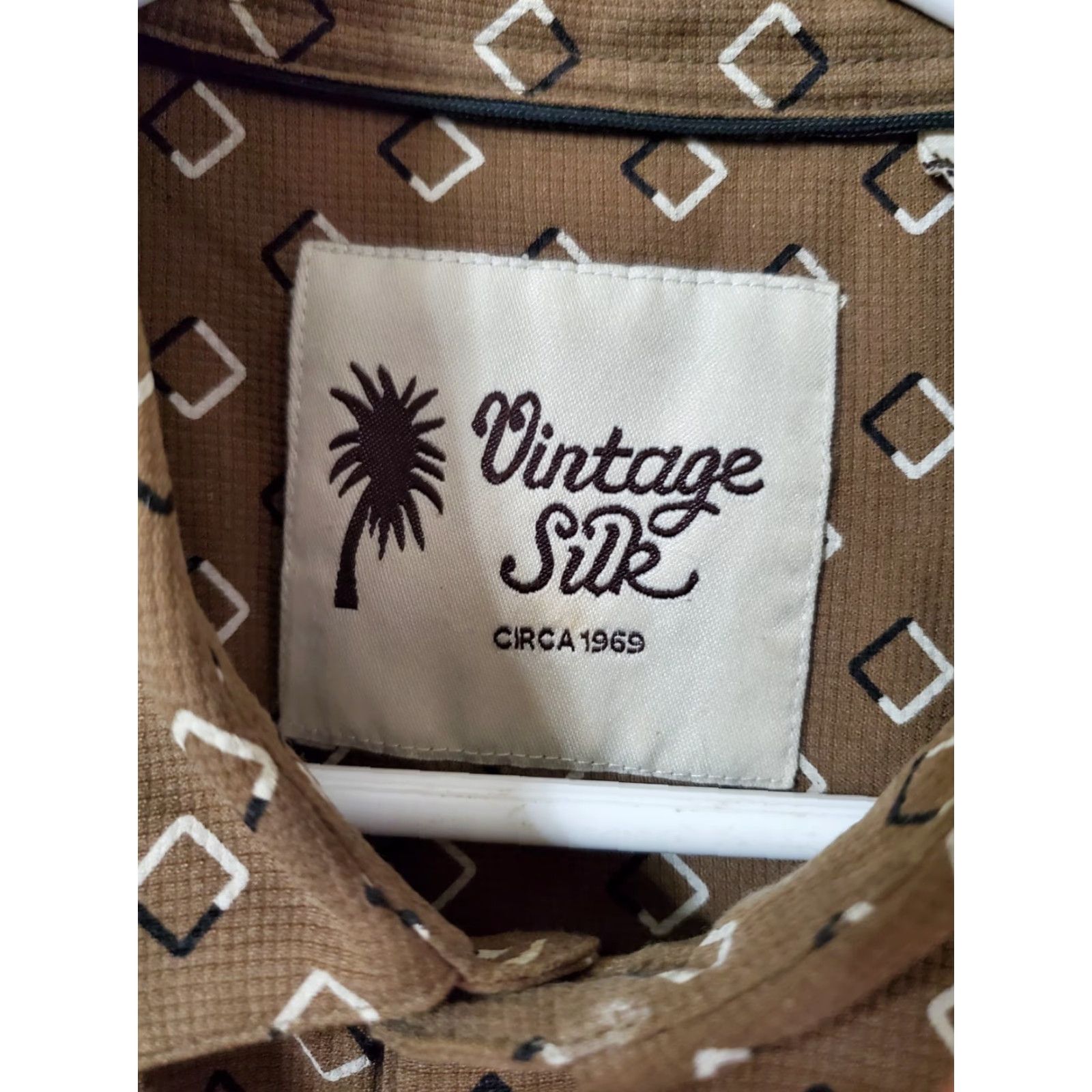 Vintage VINTAGE Vintage Silk Brand Shirt Mens L Polo Brown Square Design 100% Silk Geometric Short Sleeve Button-Up Size US L / EU 52-54 / 3 - 3 Thumbnail