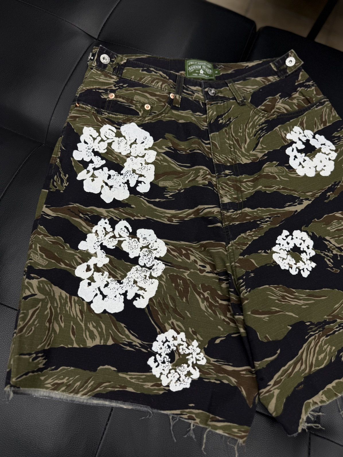 DENIM TEARS Denim Tears Cotton Wreath 2025 Shorts Size S Camo (NEW) Size US 29 - 3 Thumbnail