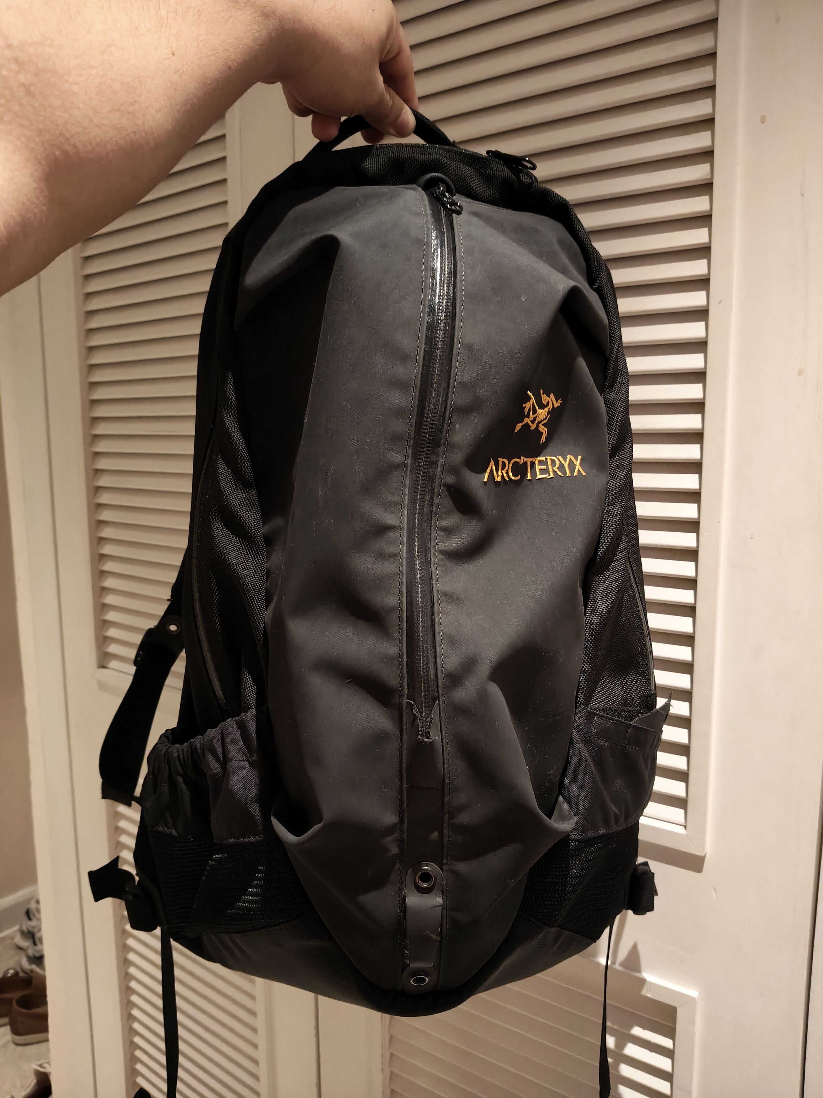 Arc'teryx Arro 22 Backpack 24K Black (Discontinued) | Grailed