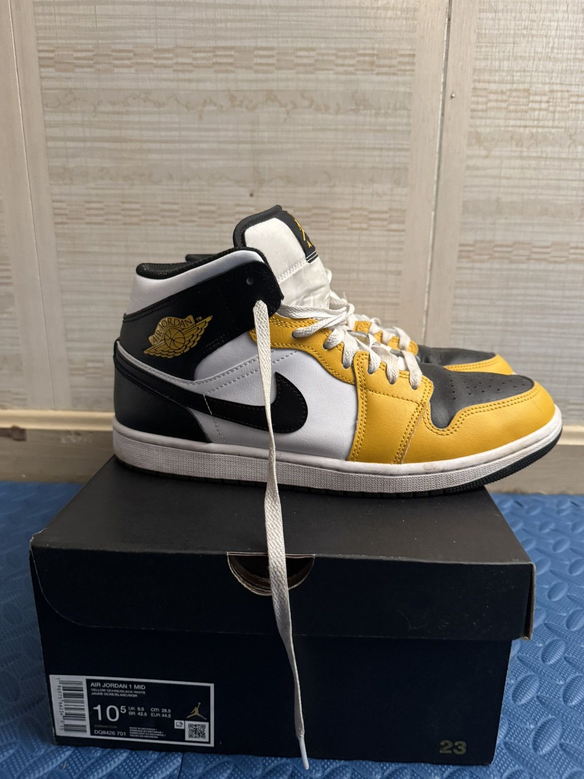 Jordan Brand Air Jordan 1 Mid Size US 10.5 / EU 43-44 - 3 Thumbnail