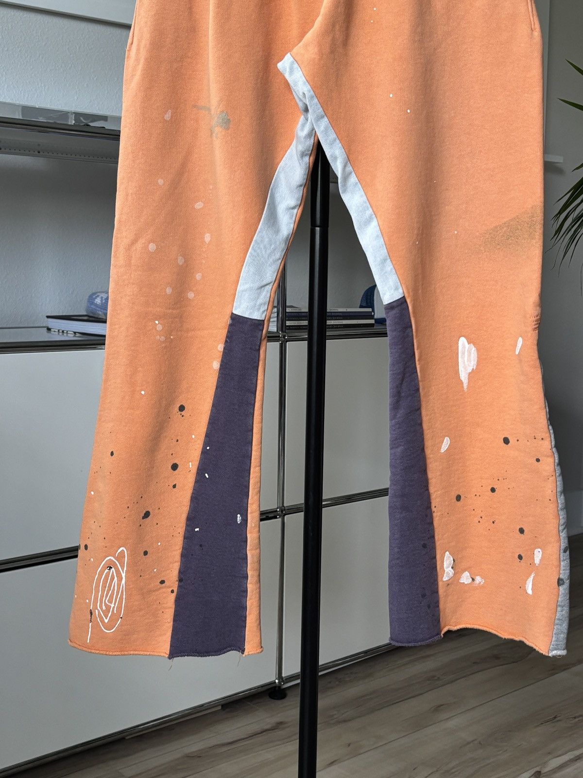 Gallery Dept. GALLERY DEPT ORANGE FLARE PAINTER SWEATPANTS Size US 30 / EU 46 - 2 Thumbnail