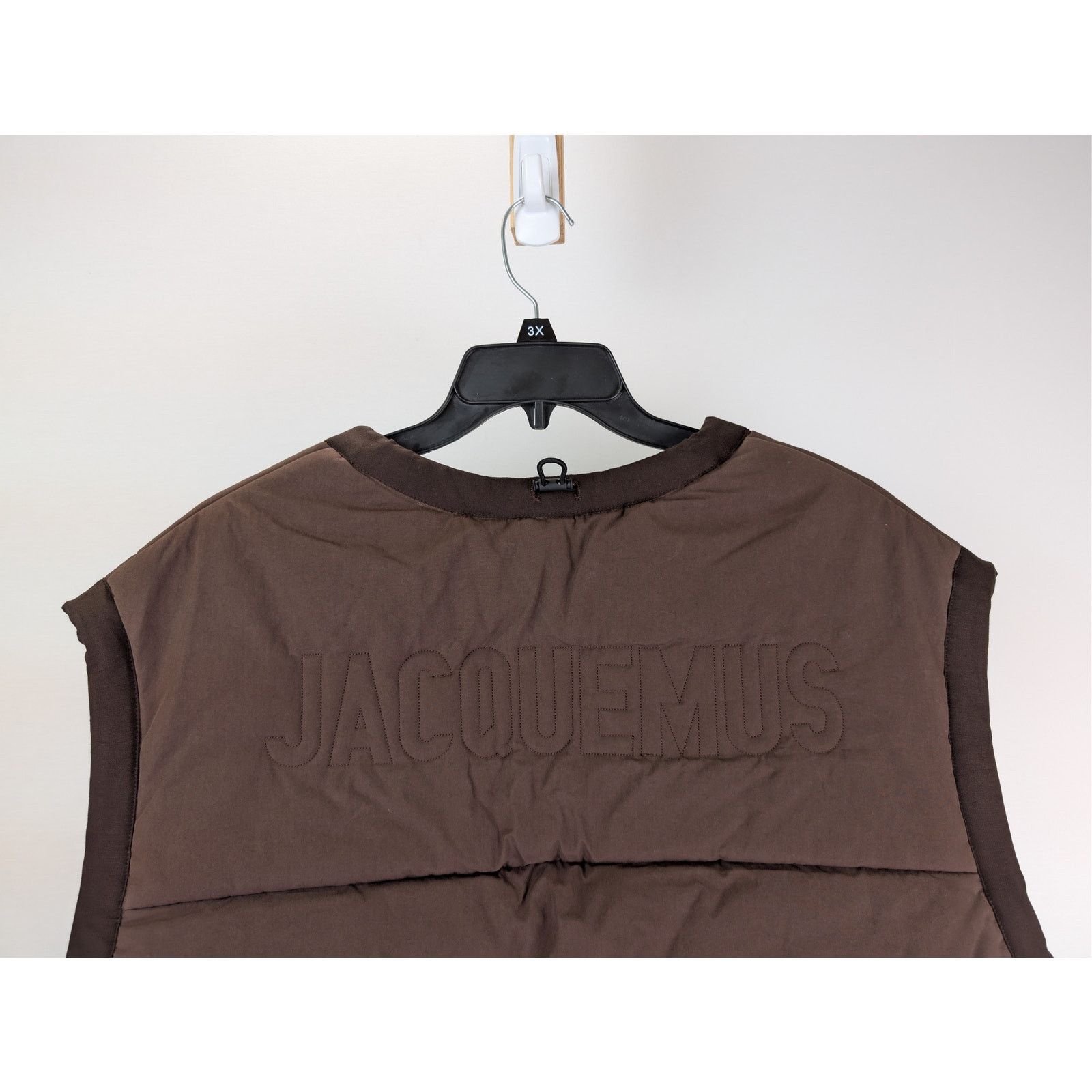 Jacquemus o1rshd1 'Le Gilet Carozzu' padded vest in dark brown Size US L / EU 52-54 / 3 - 14 Thumbnail