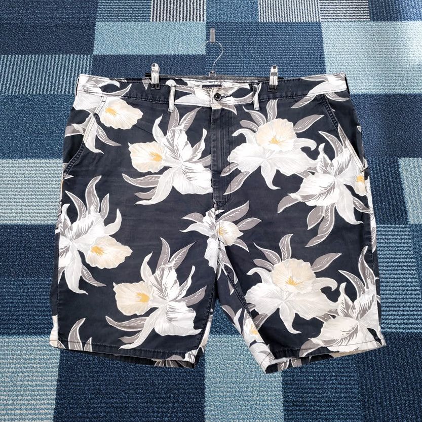 Levi's Levi's Shorts Mens 44 Gray Floral Chino Bermuda Hawaiian Zip Fly Color Gray Pattern Floral Bermuda Shorts 9in Inseam Mens Regular Rise Mid 10-12in Size US 44 / EU 60 - 1 Thumbnail