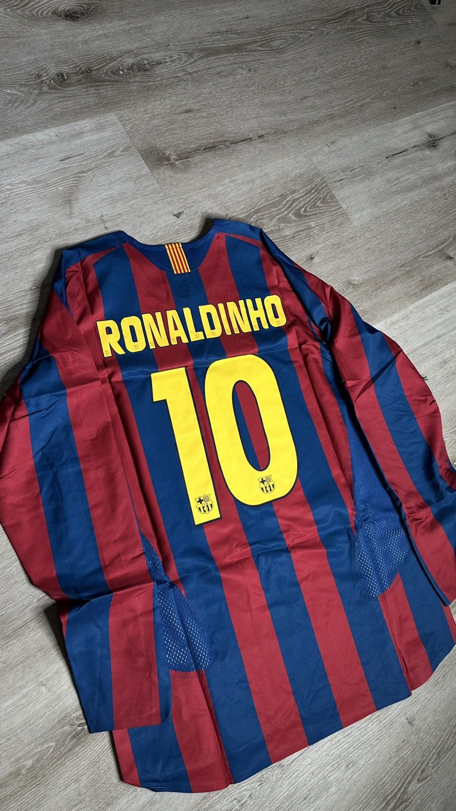 Nike Nike Barcelona Re-Issue 2005/06 Ronaldinho #10 Jersey Size US S / EU 44-46 / 1 - 2 Thumbnail