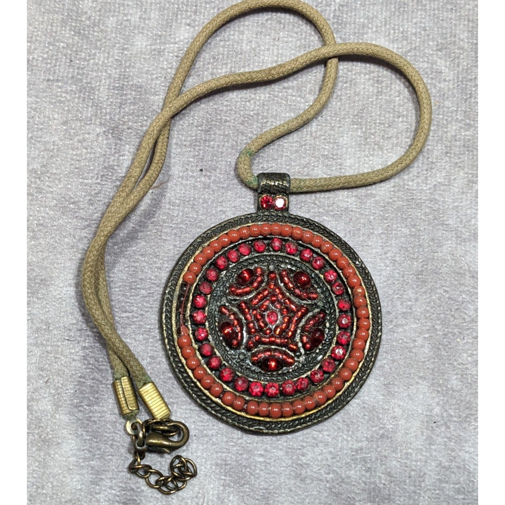 Other Vintage Red Beaded Brass Medallion Pendant Necklace Size ONE SIZE - 6 Thumbnail