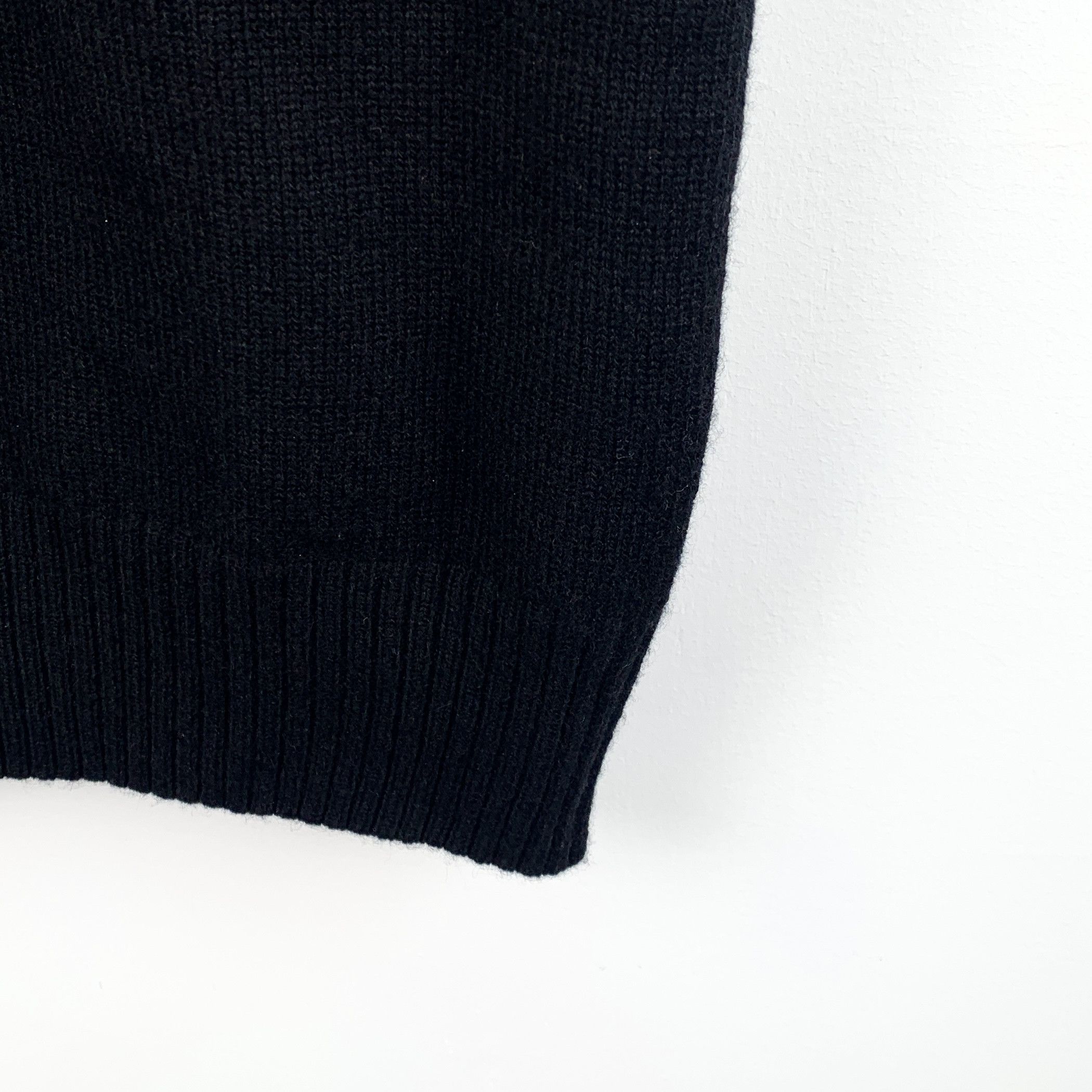 Chanel Chanel Black Metallic Logo Cashmere V-Neck Sleeveless Knit D Size XXS / US 00 / IT 34 - 6 Thumbnail
