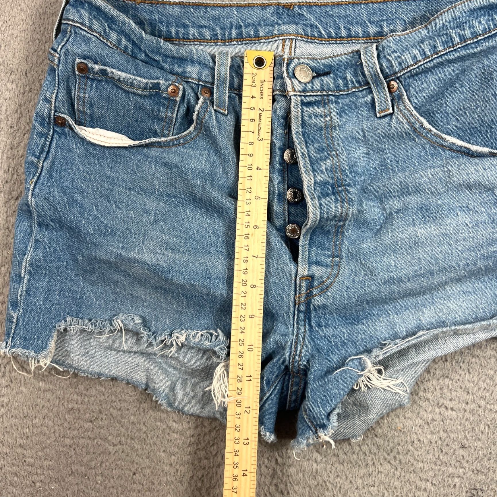 Levi's VINTAGE Levi's 501 Shorts Denim Distressed 5-Pocket Blue 033 Regular Womens 33 Distressed Pockets Button Front Casual Summer Size 24" / US 00 / IT 34 - 4 Thumbnail