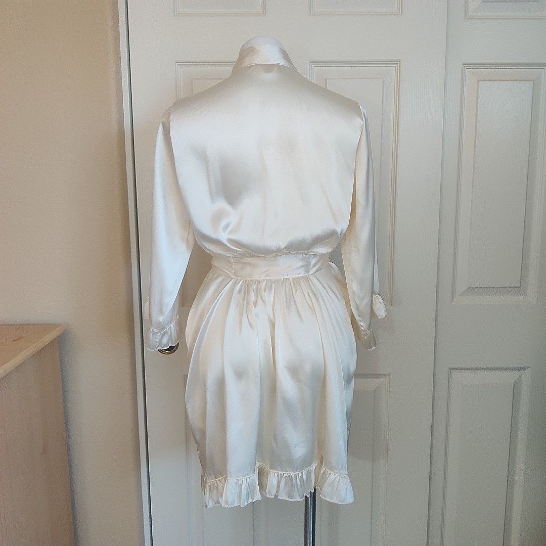 Vintage Vintage Flounce Sleeve Ruffle Hem Belted Satin Robe sz M Size ONE SIZE - 3 Thumbnail