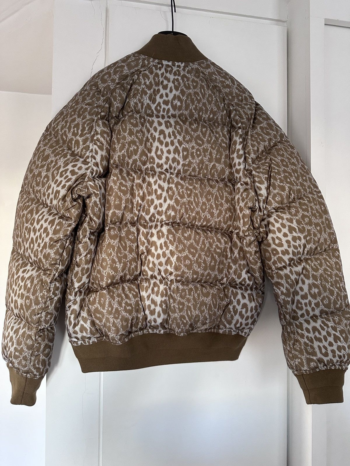 Dior Christian dior leopard men’s bomber down jacket Size US S / EU 44-46 / 1 - 4 Thumbnail