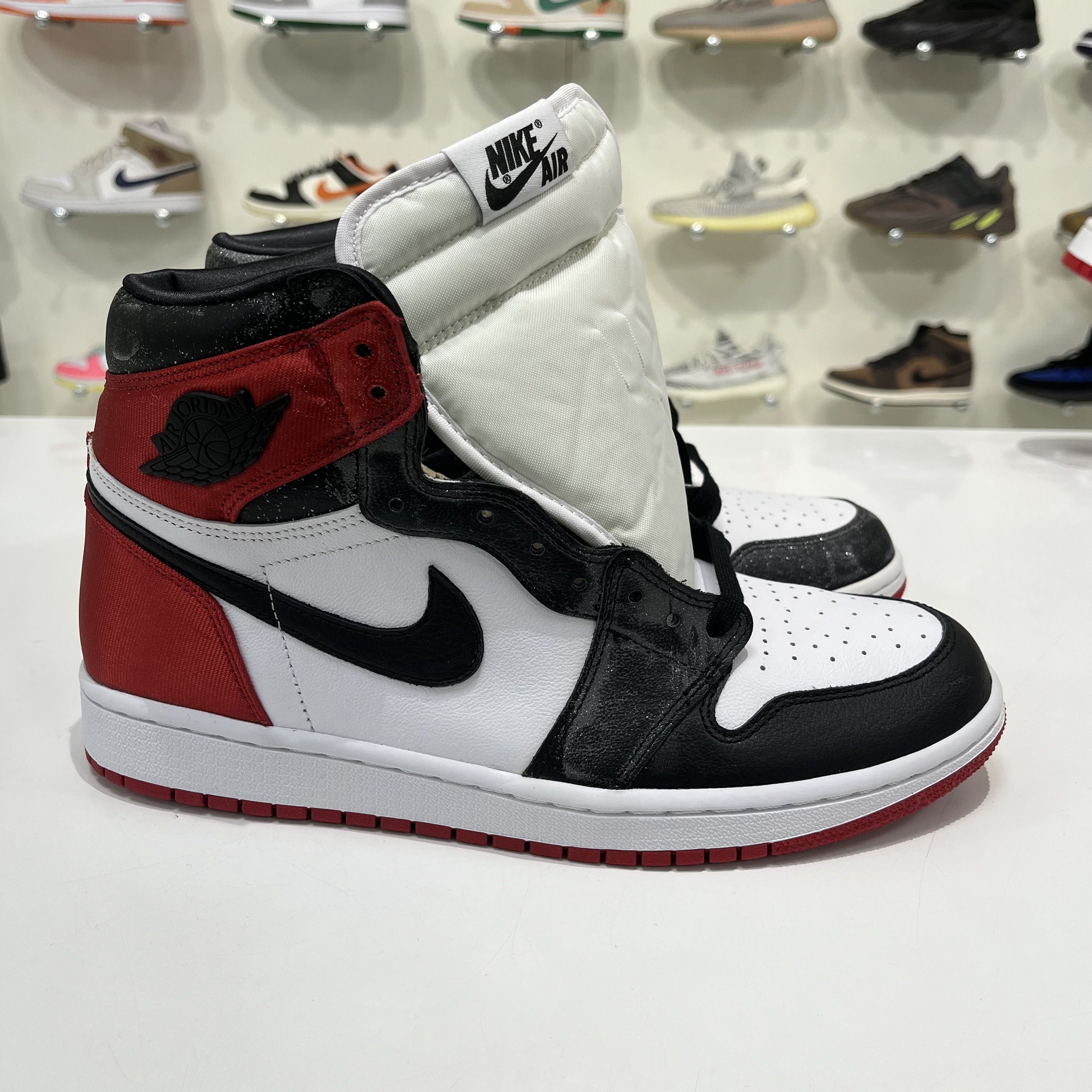 Nike Air Jordan 1 Retro High Satin Black Toe (W) Size US 11 / IT 41 - 4 Thumbnail