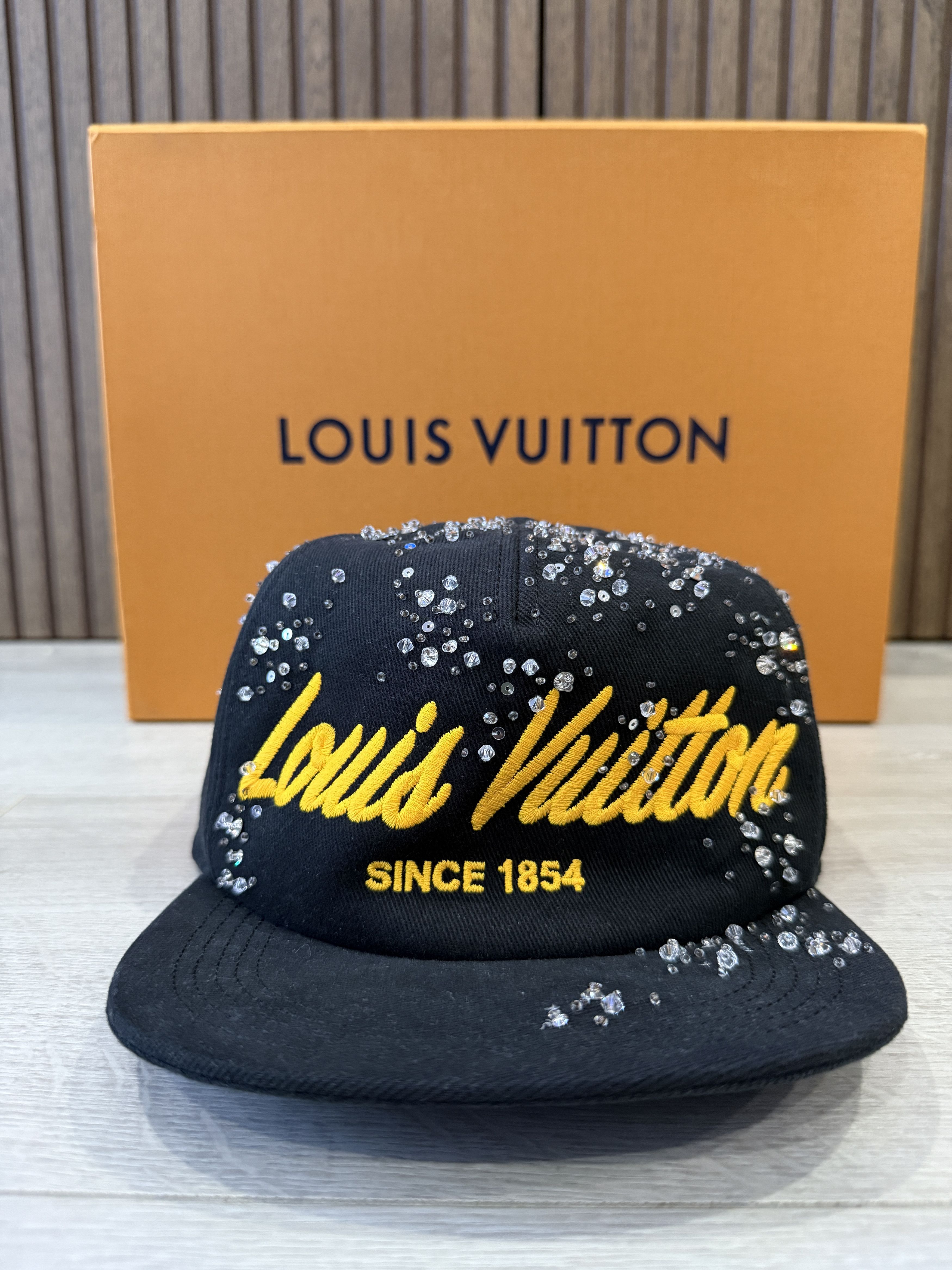 Louis Vuitton Louis Vuitton LV Script Crystals Cap Size ONE SIZE - 1 Thumbnail